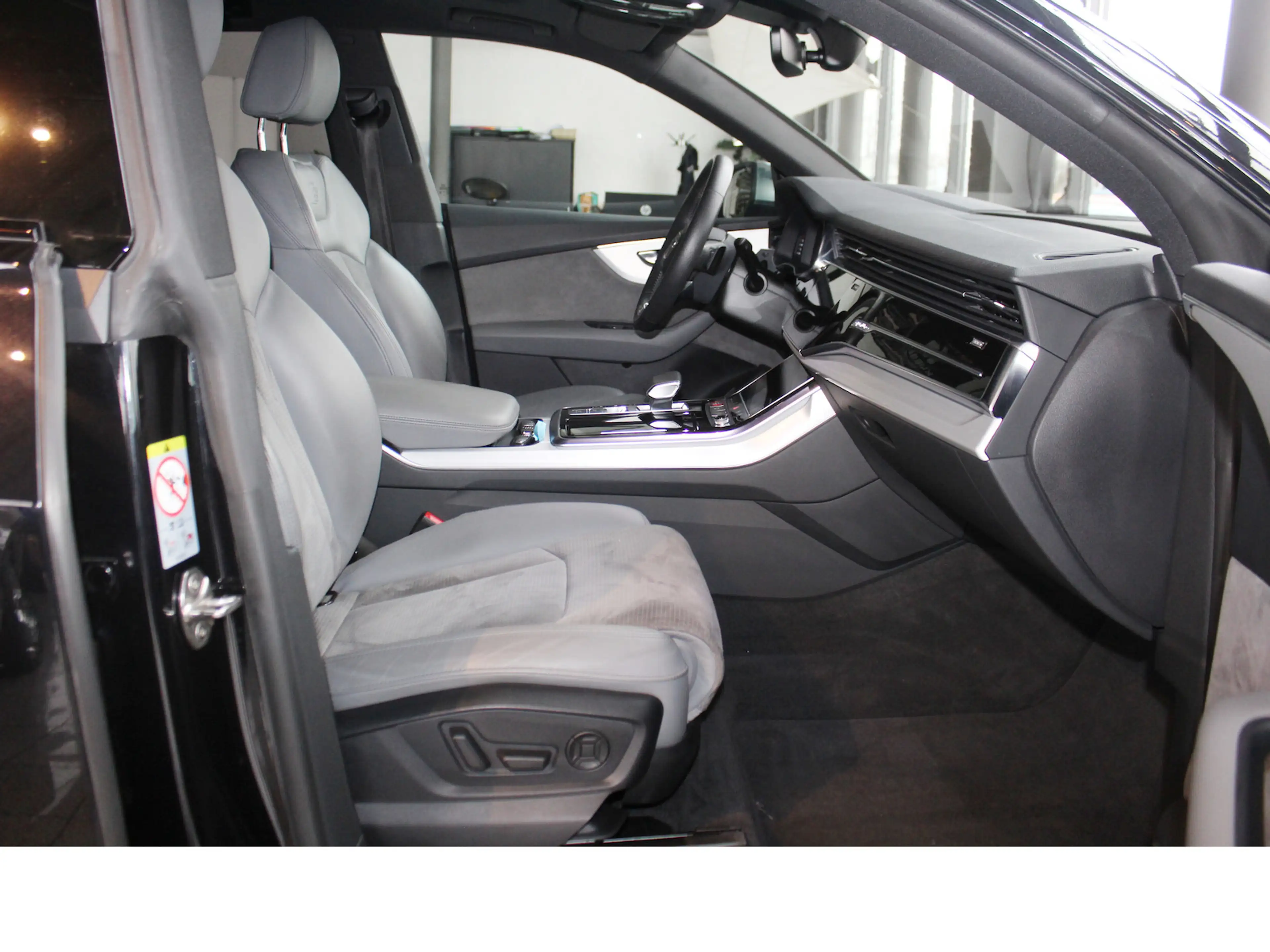 Audi SQ8 4.0 TDI quat LUFT*PANO*22´*KEY*360°*ACC*H-UP — photo 9