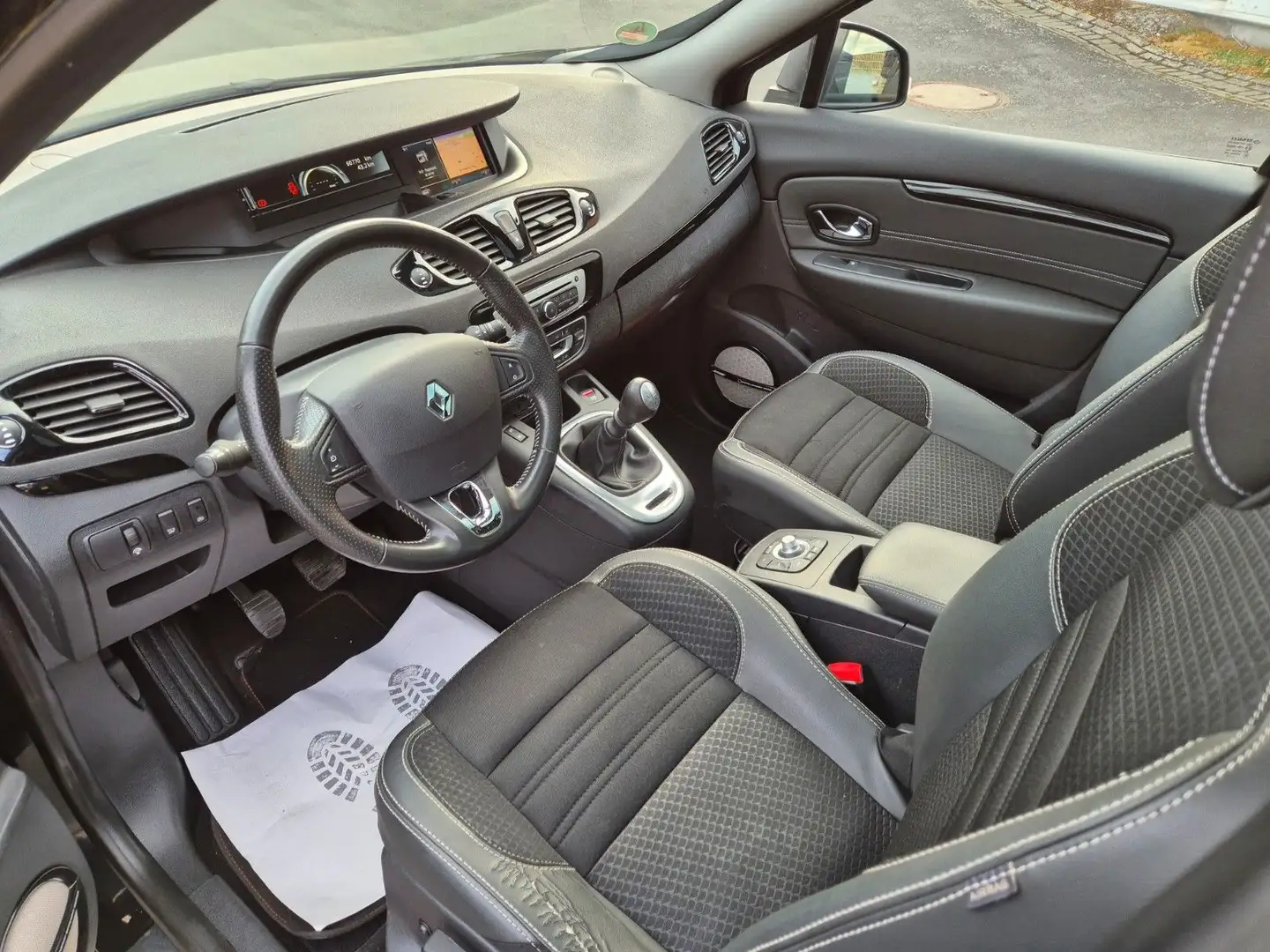 Renault Grand Scenic 1.2 TCe BOSE Edition 7 Sitze Pano Černá - 2