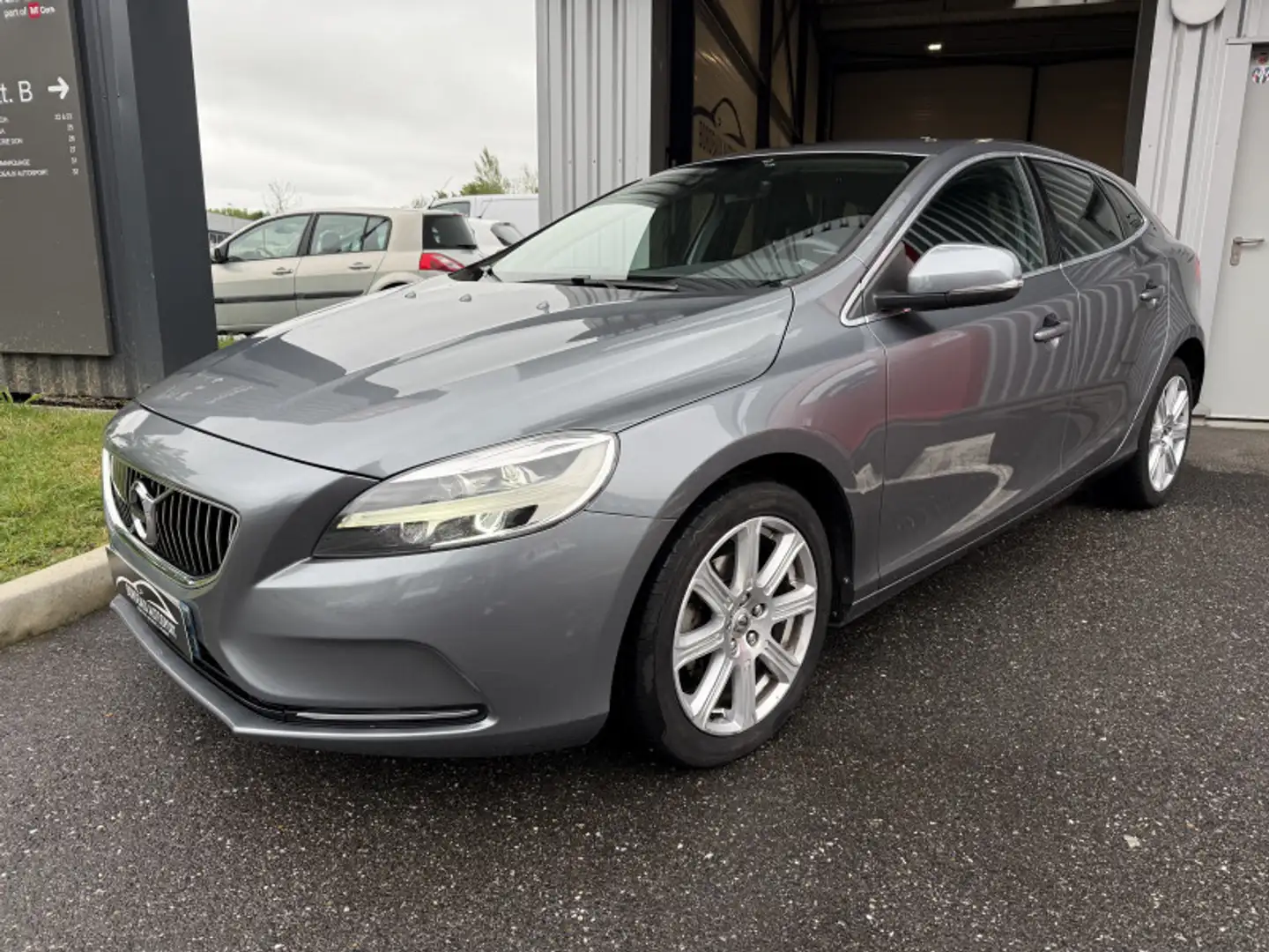 Volvo V40 D2 120CH INSCRIPTION Gris - 1