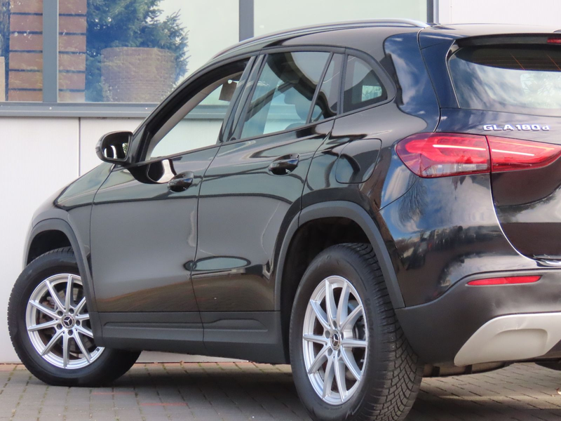 Mercedes-Benz GLA 180 d Autom. Leder Klimaanlage VirtualCockpit — photo 14