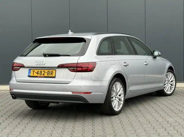 Audi A4 view 4
