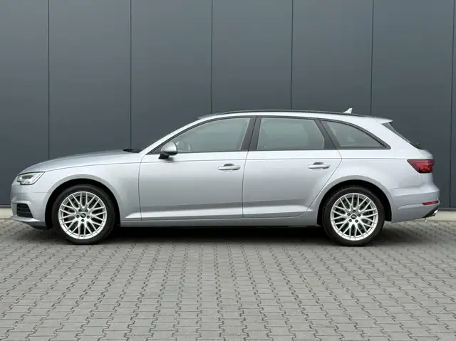Audi A4 view 9