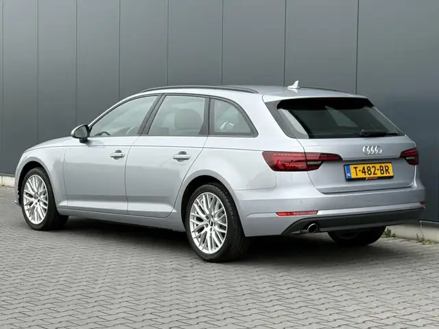 Audi A4 view 11