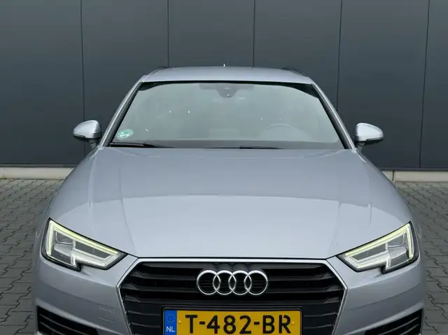Audi A4 view 14