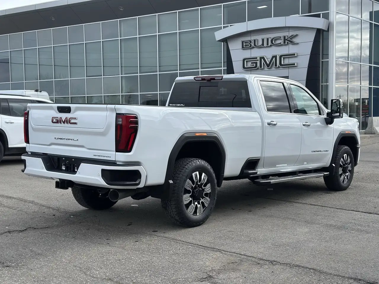 GMC Sierra 3500HD снимка GMC Sierra 3500HD