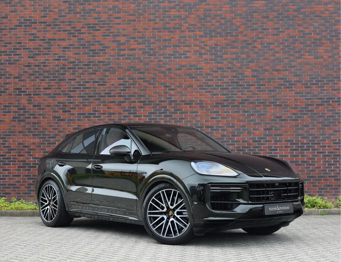 Porsche Cayenne Coupé 4.0 Turbo E-Hybrid | PTS Dark Olive Green - Groen - 1