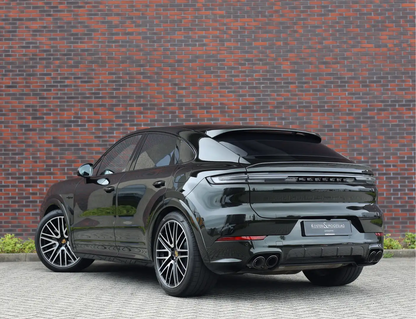 Porsche Cayenne Coupé 4.0 Turbo E-Hybrid | PTS Dark Olive Green - Groen - 2