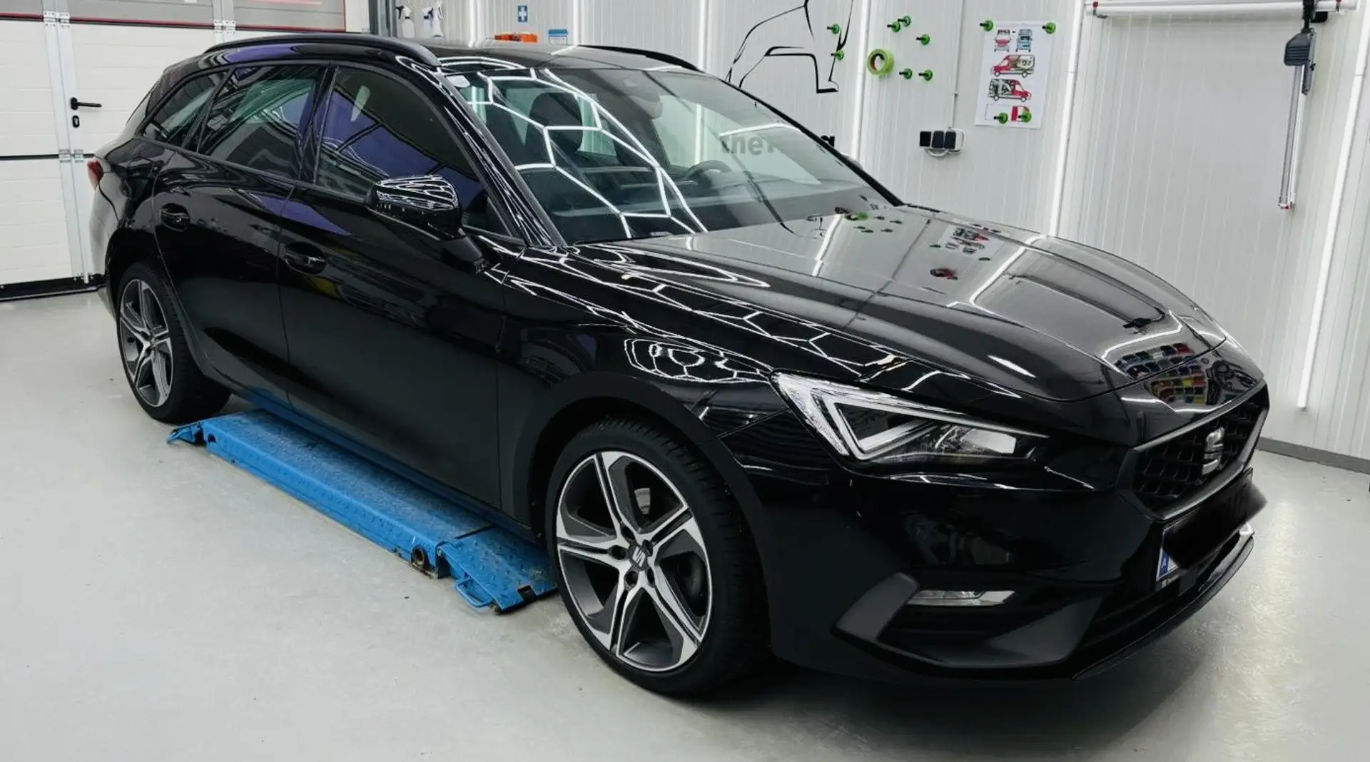 SEAT Leon Sportstourer 1.5 TSI ACT OPF FR Schwarz - 1