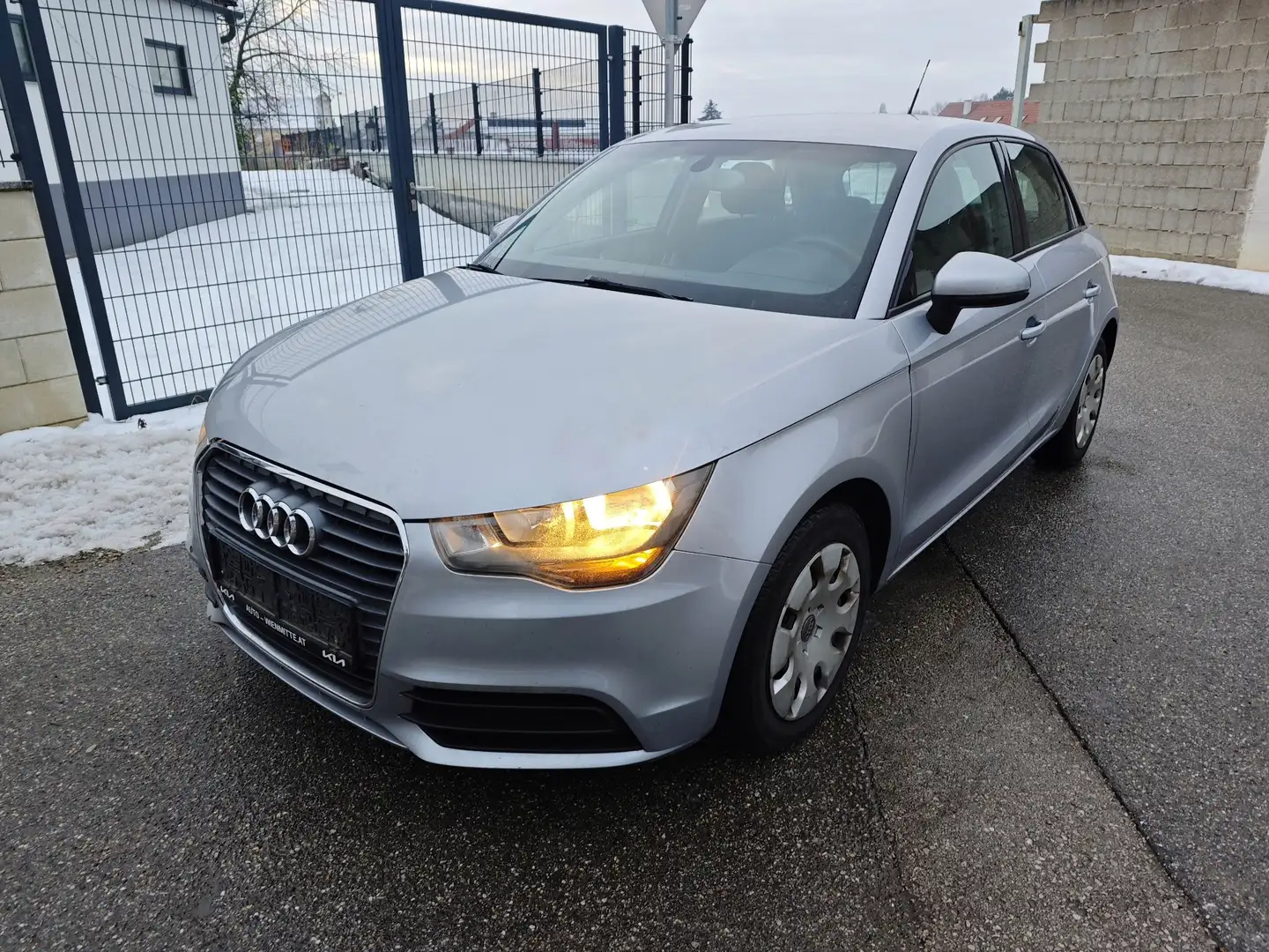 Audi A1 1.6 TDI Sportback Attraction - 1