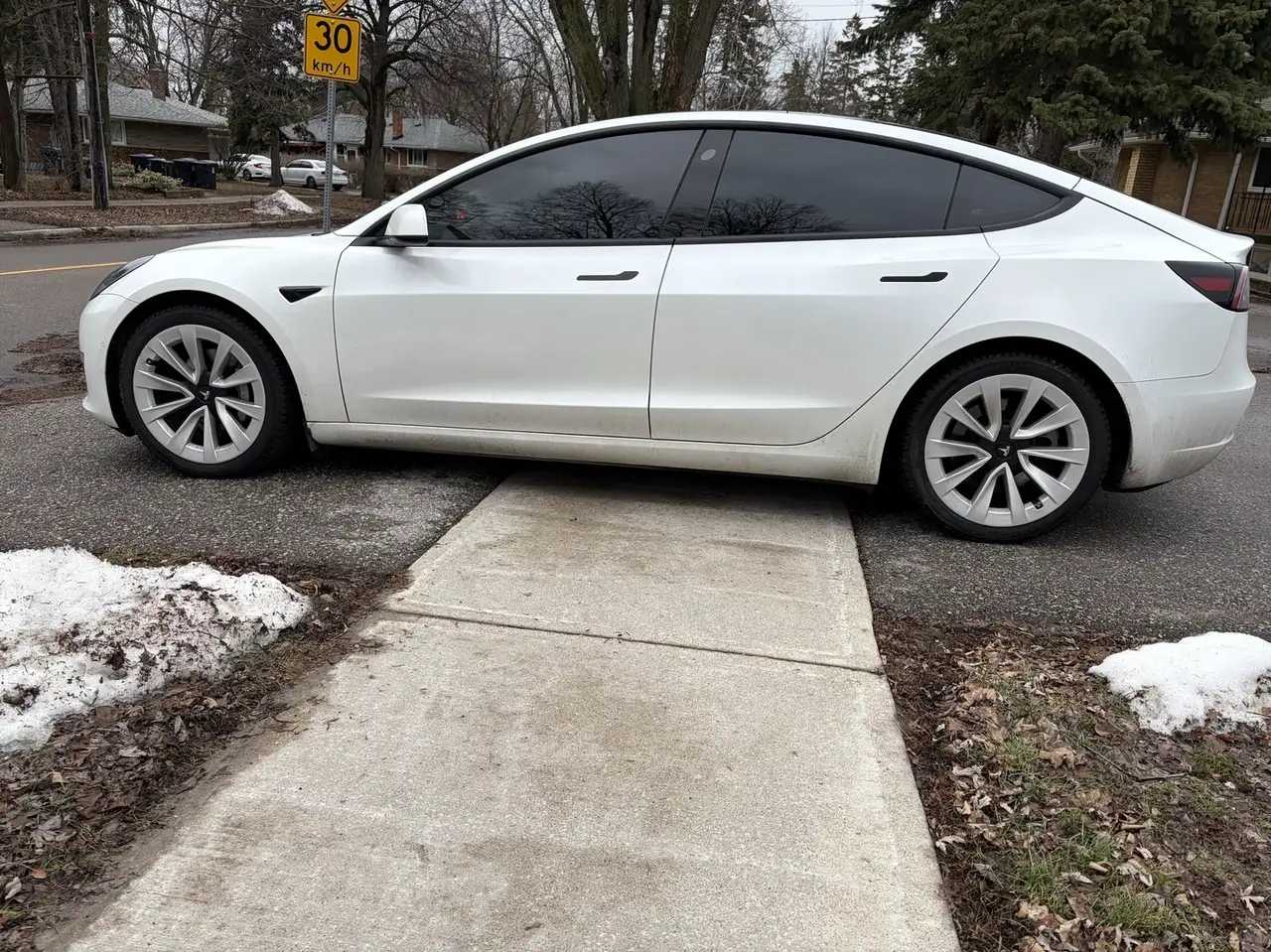 Tesla Model 3 снимка Tesla Model 3
