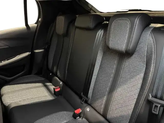 Peugeot 208 view 9
