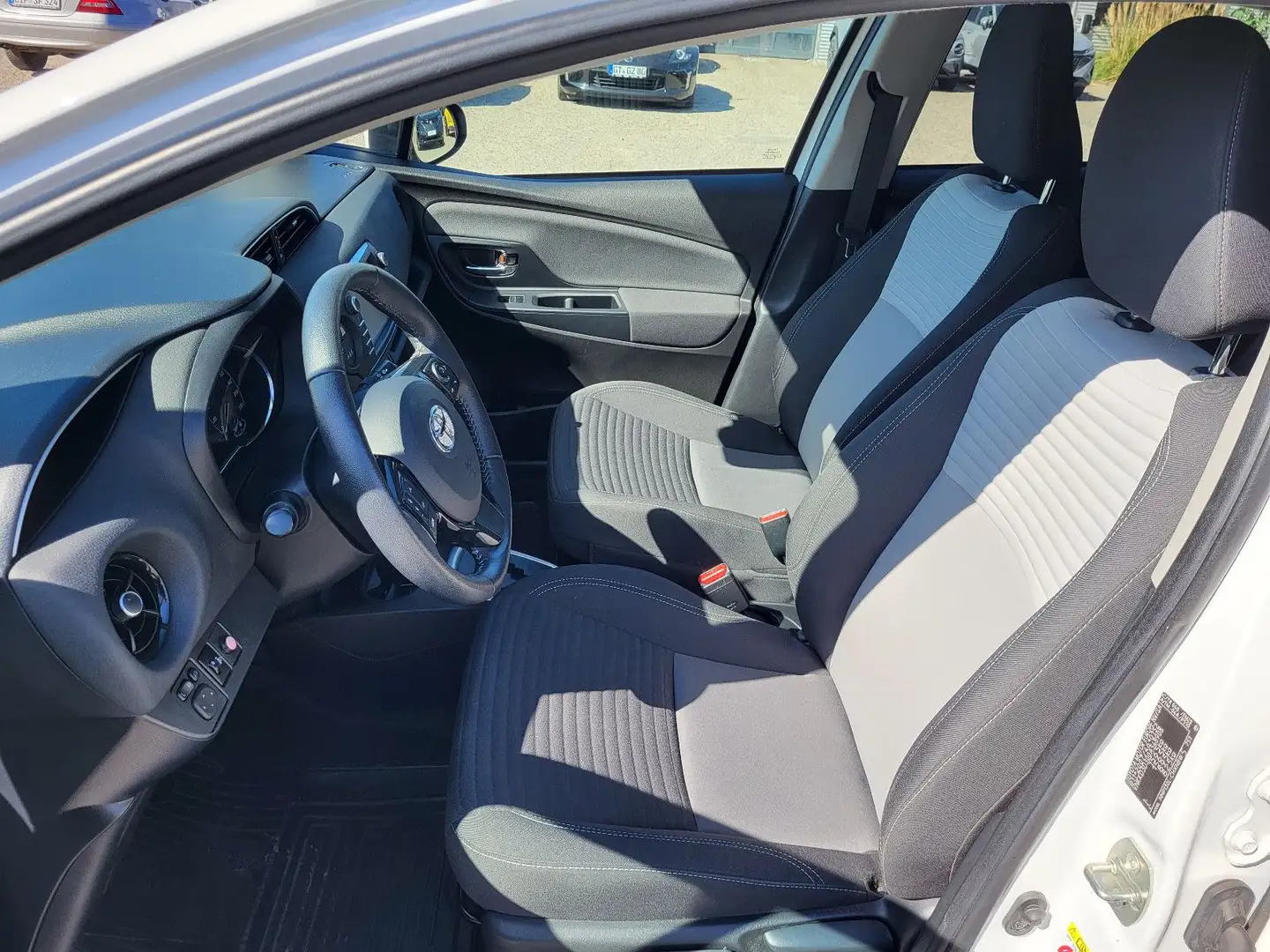 Toyota Yaris Hybrid Comfort Weiß - 2