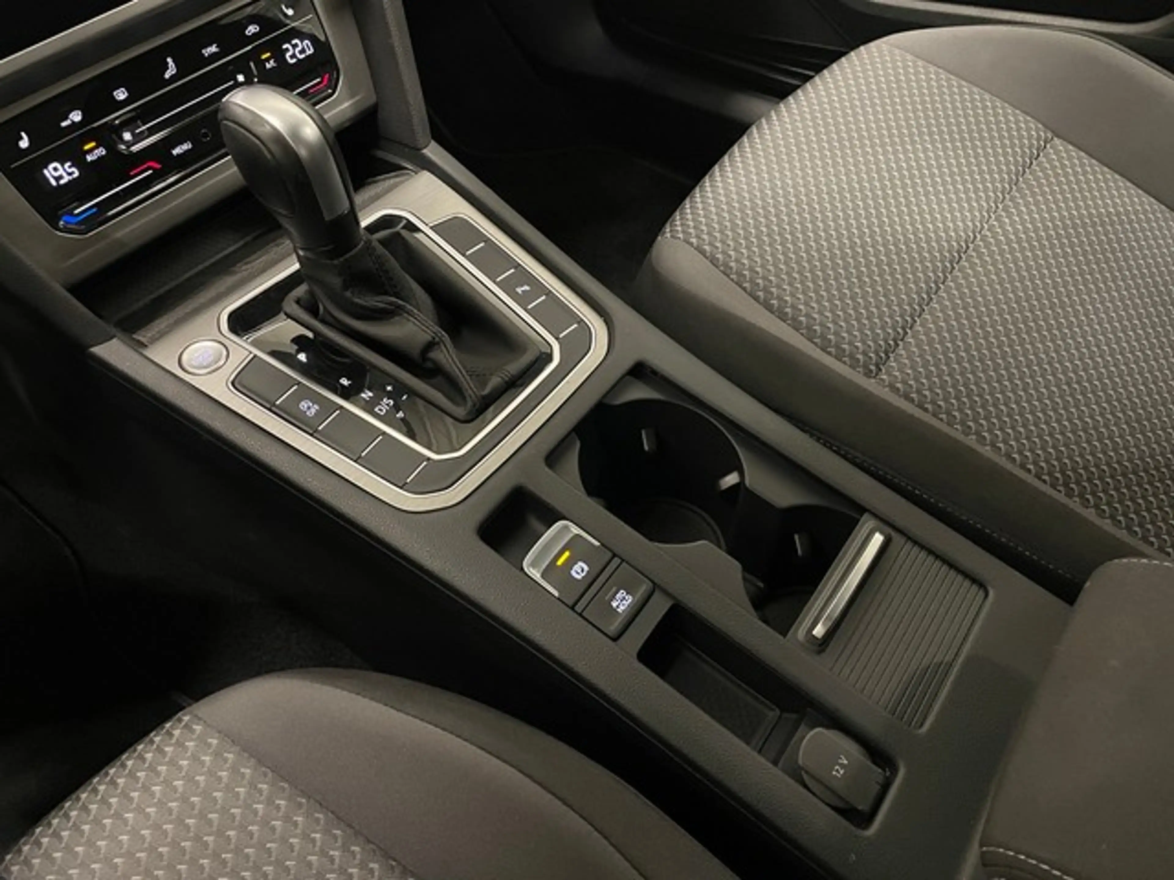 Volkswagen Passat Variant 2.0 TDI Conceptline NAVI+LANE+APP+KAMERA — photo 15