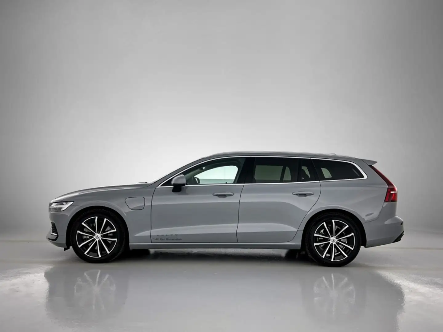 Volvo V60 2.0 T6 AWD Core Bright | trekhaak Grau - 2