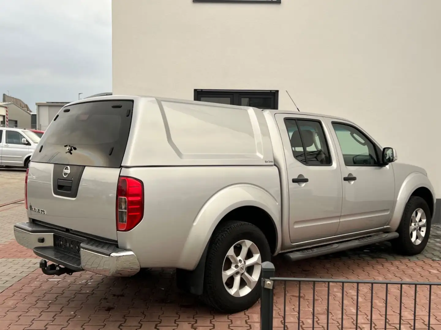 Nissan Navara Pickup DoKa SE 4X4*NUR 116TKM*HARDTOP* Silber - 2