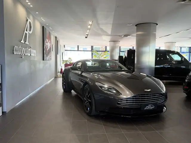 Aston Martin DB11 AMR-Vettura nazionale 5.2 V12 Launch Edition