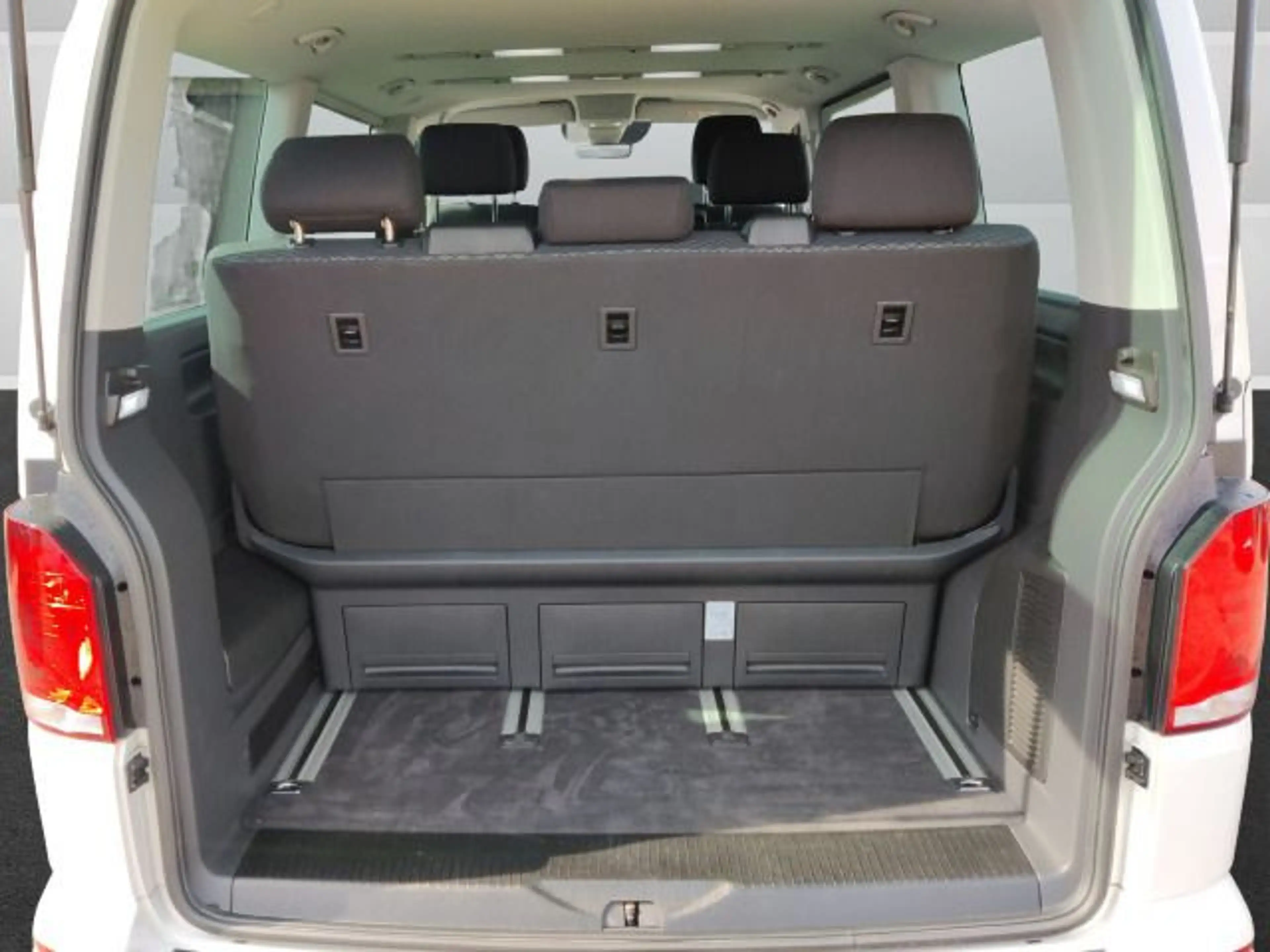 Volkswagen T6.1 Multivan 2.0 TDI — photo 6