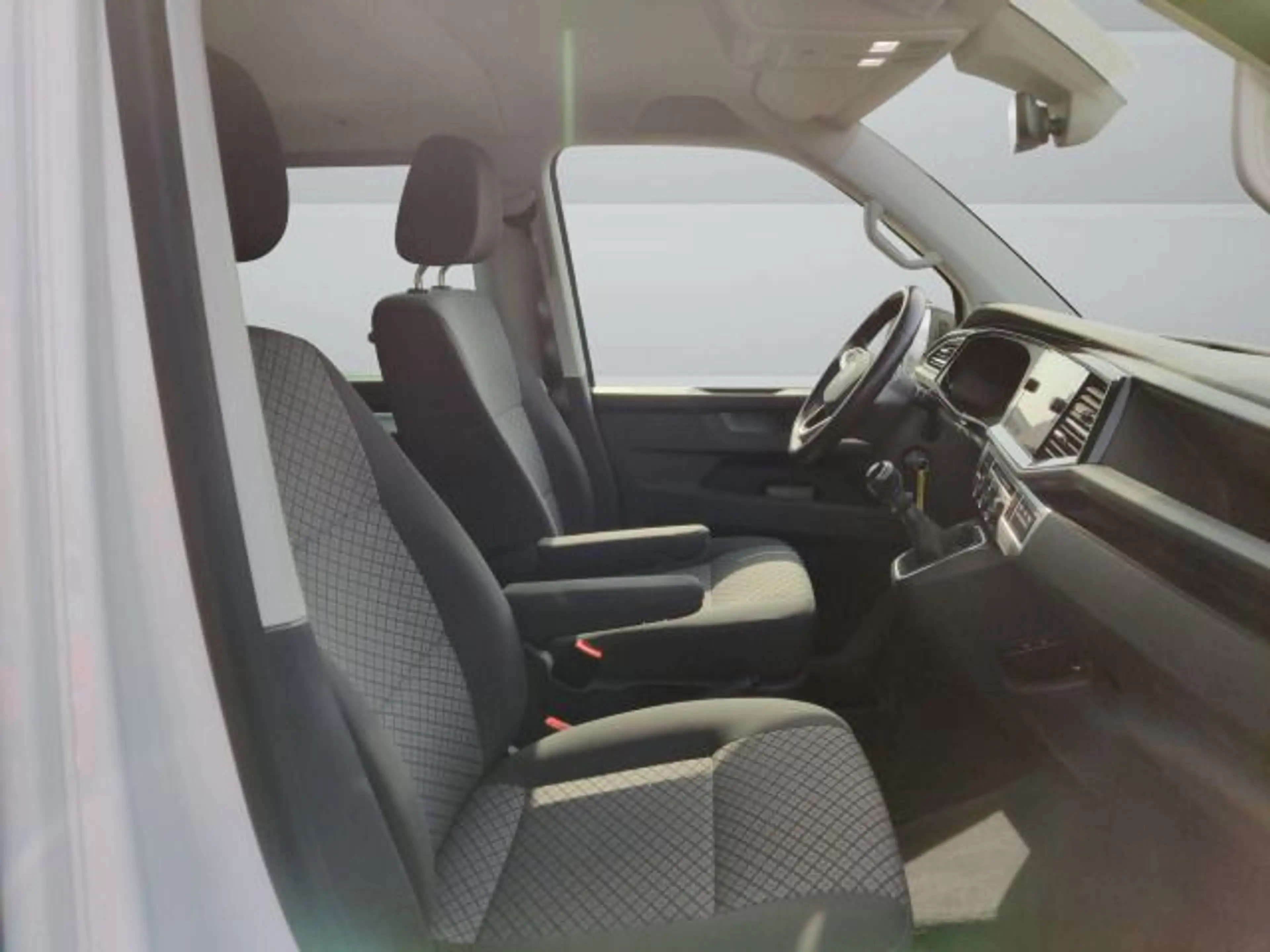 Volkswagen T6.1 Multivan 2.0 TDI — photo 10