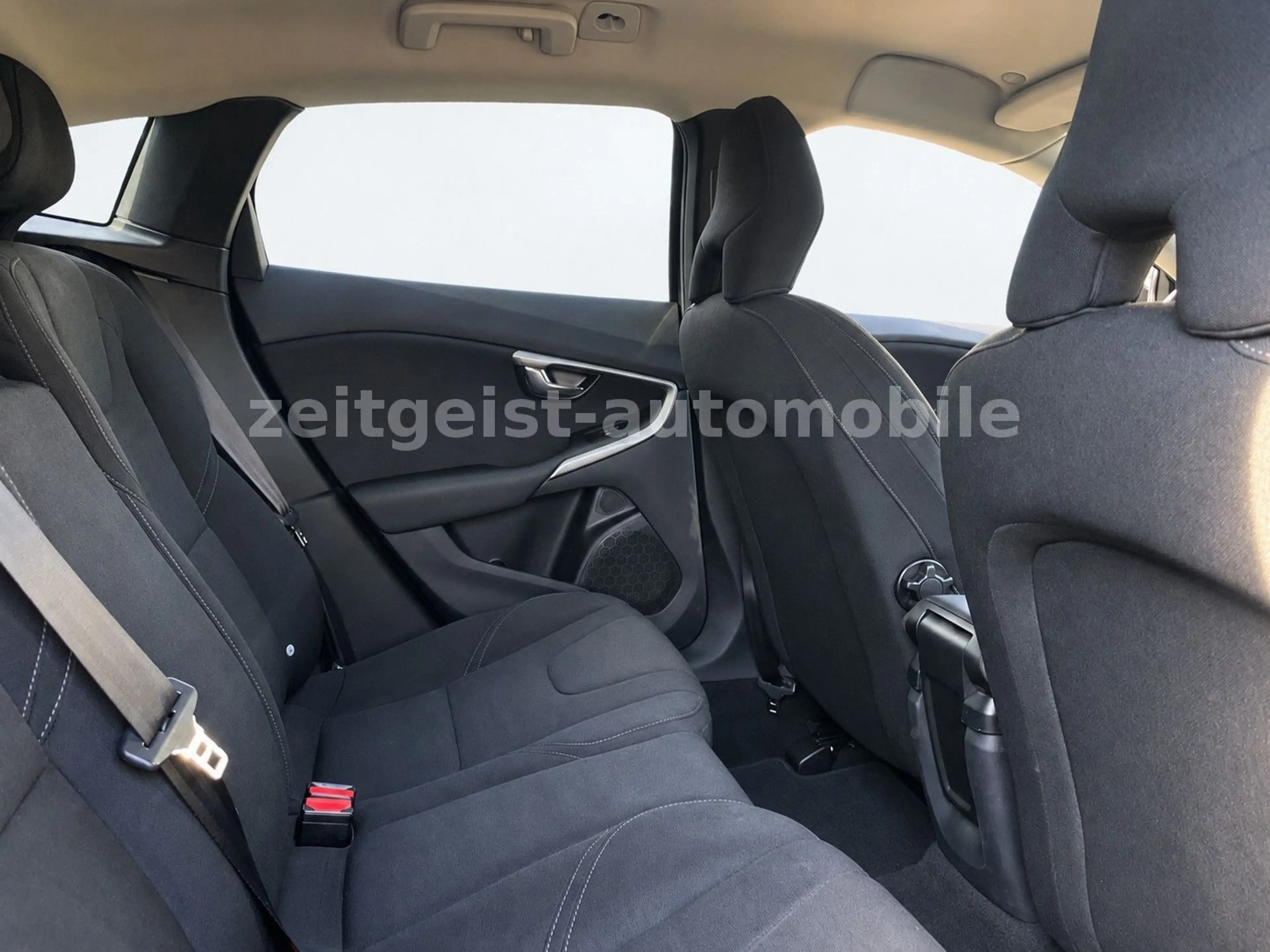 Volvo V40 D2 *TÜV & SERVICE NEU* — photo 12