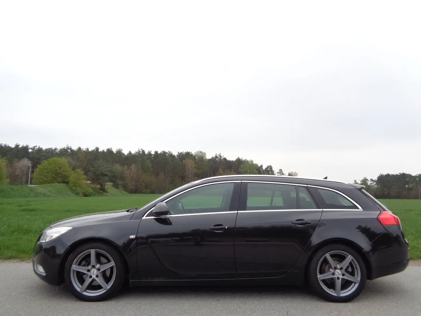 Opel Insignia A 2.0 CDTI Sports Tourer EDITION *NAVI*AHK*SHZ*PDC Schwarz - 2