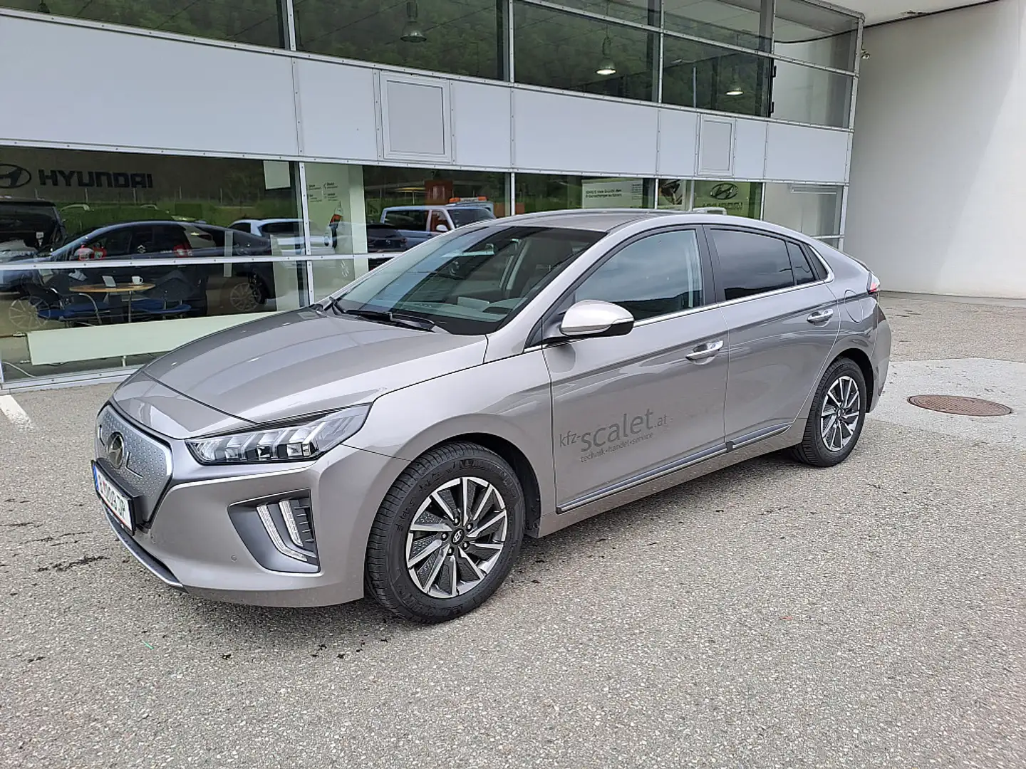Hyundai IONIQ Elektro 38kWh Level 6 Aut. Šedá - 1