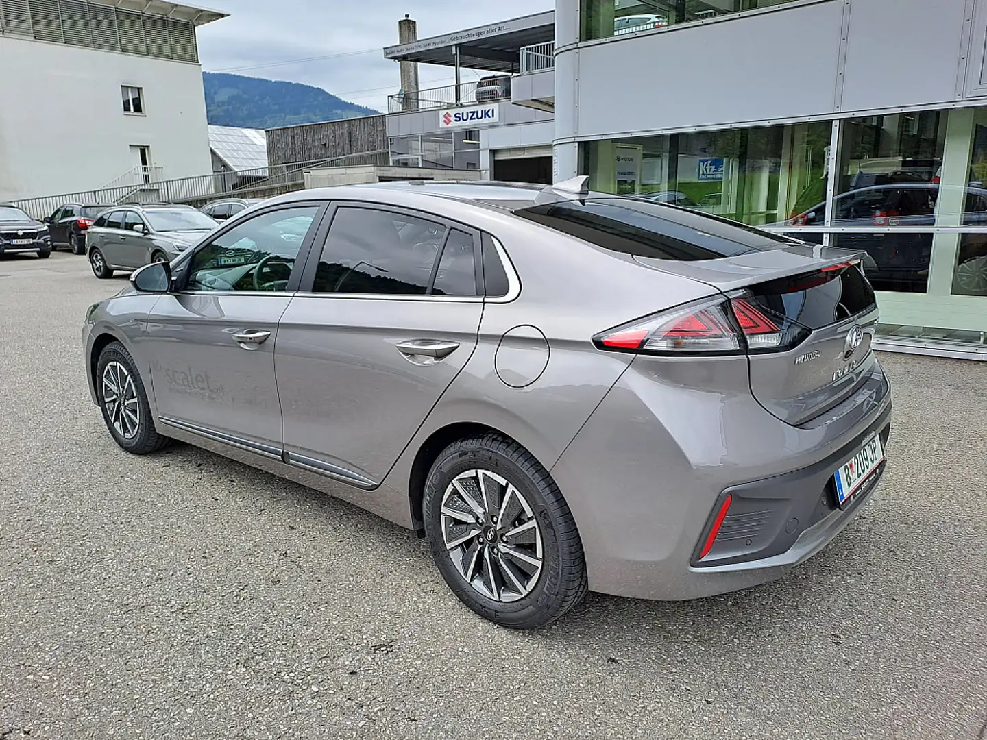 Hyundai IONIQ Elektro 38kWh Level 6 Aut. Šedá - 2