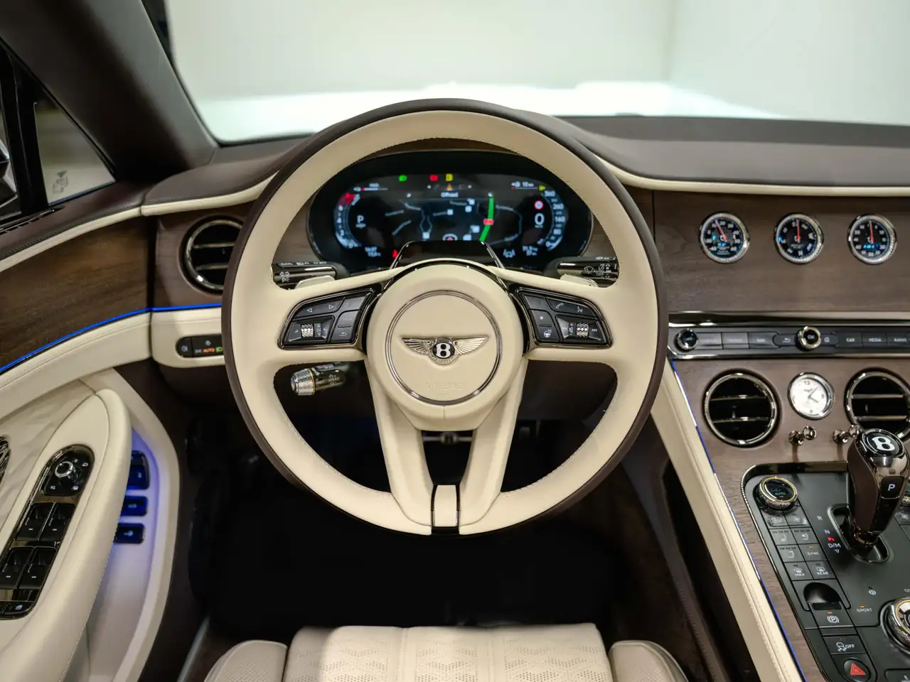 Bentley Continental GTC 2026 — фото 13