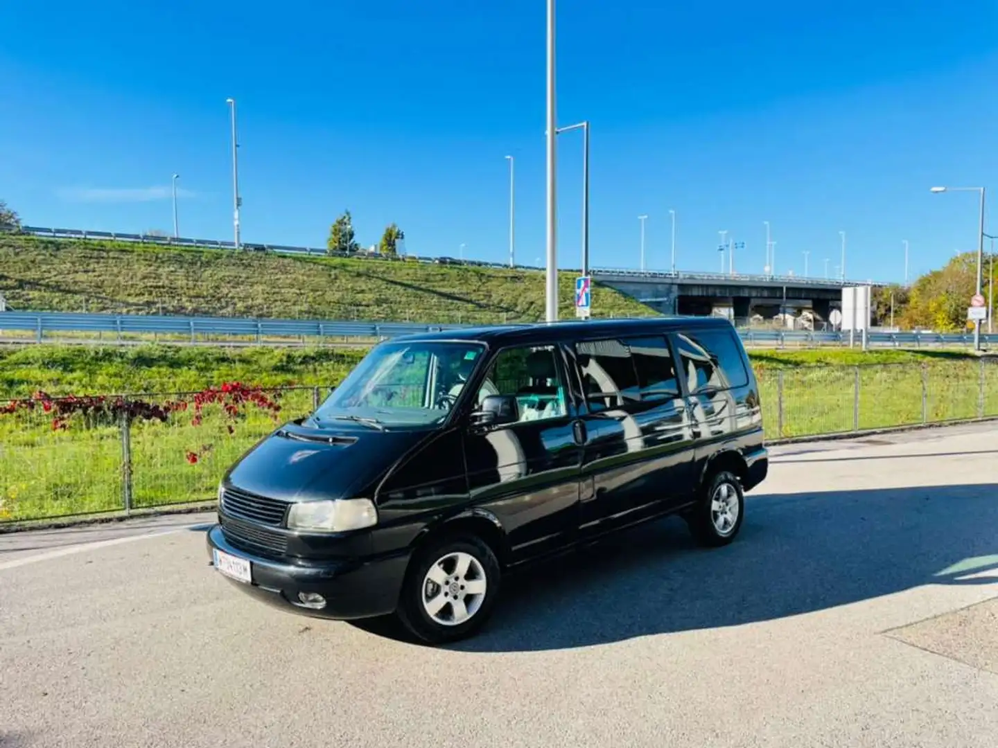 Volkswagen T4 Caravelle Caravelle 2-3-3 GL 2,5 TDI Schwarz - 1