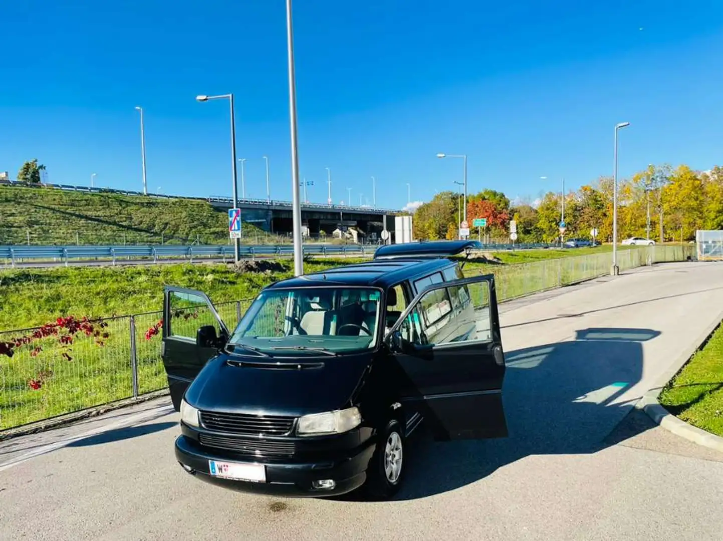 Volkswagen T4 Caravelle Caravelle 2-3-3 GL 2,5 TDI Schwarz - 2
