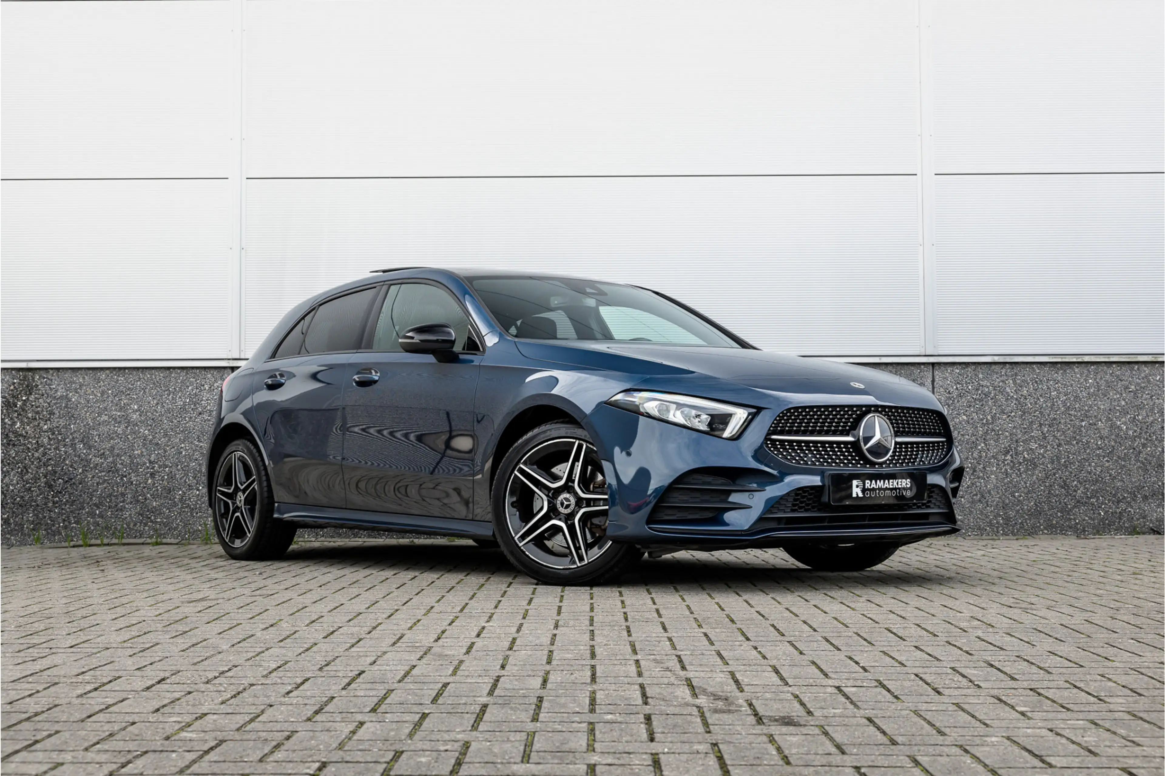 Mercedes-Benz A 250 e AMG Line Pano / Sfeerverlichting / Carplay / Nig — photo 22