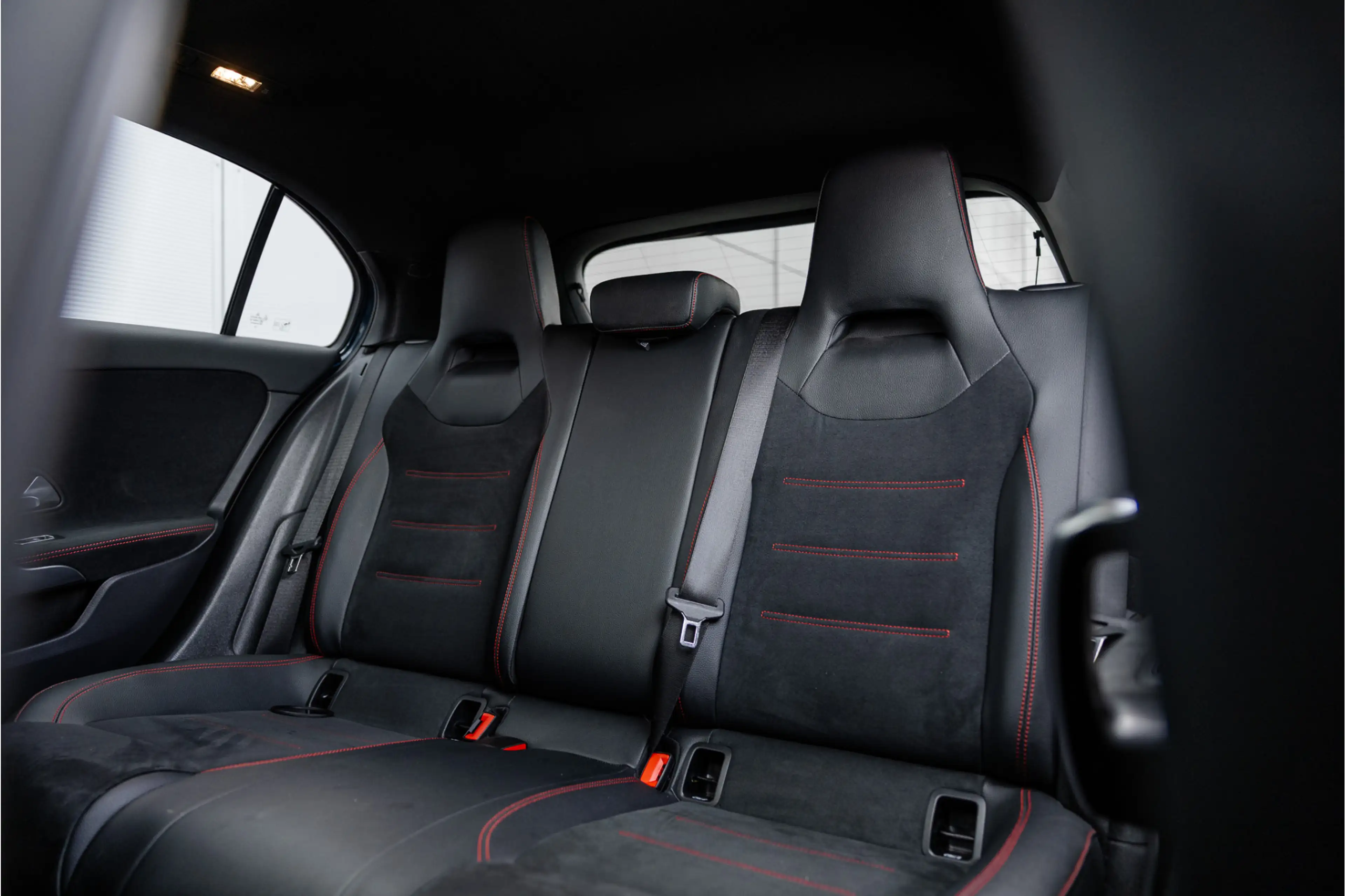 Mercedes-Benz A 250 e AMG Line Pano / Sfeerverlichting / Carplay / Nig — photo 8