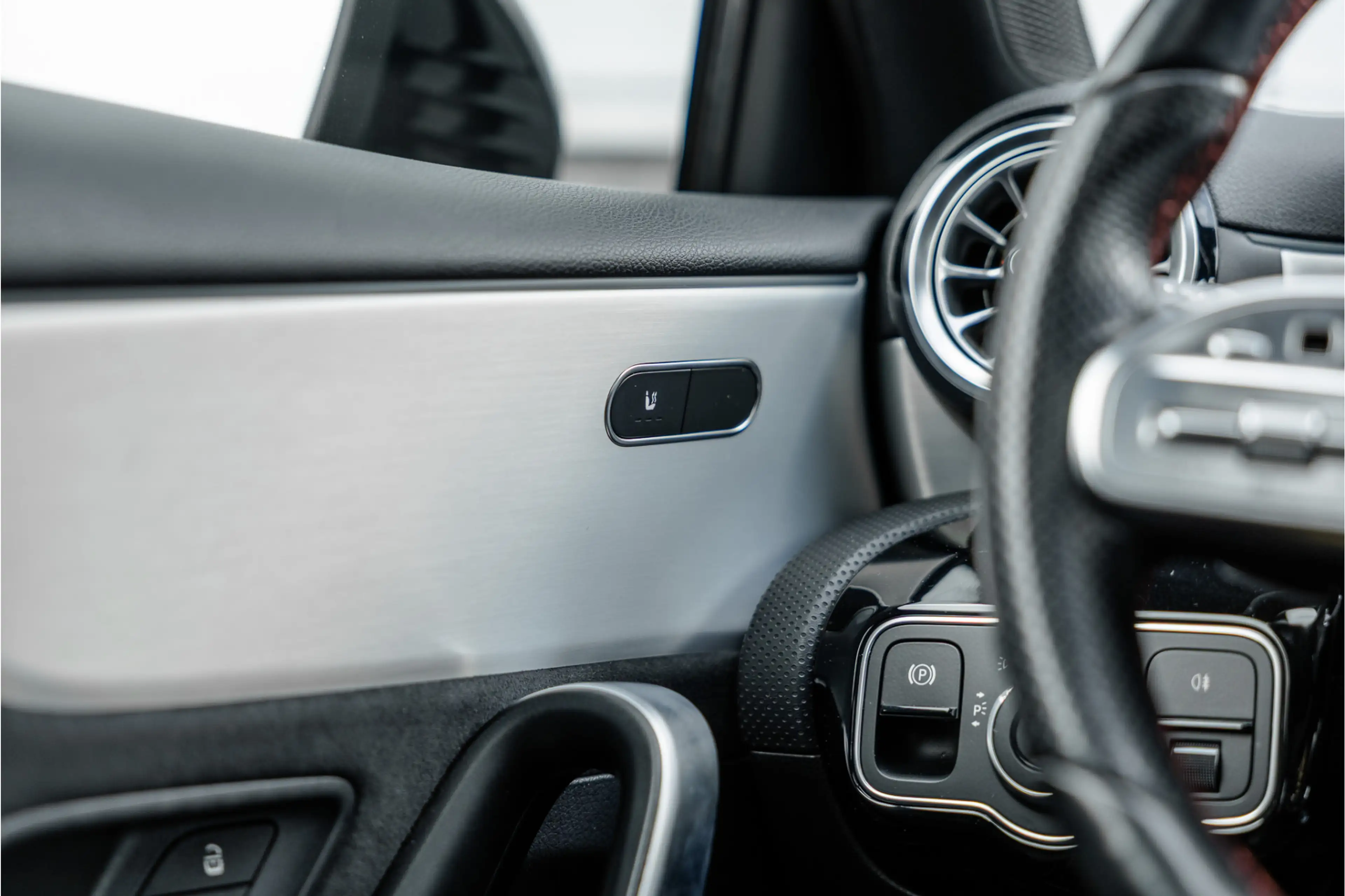 Mercedes-Benz A 250 e AMG Line Pano / Sfeerverlichting / Carplay / Nig — photo 45