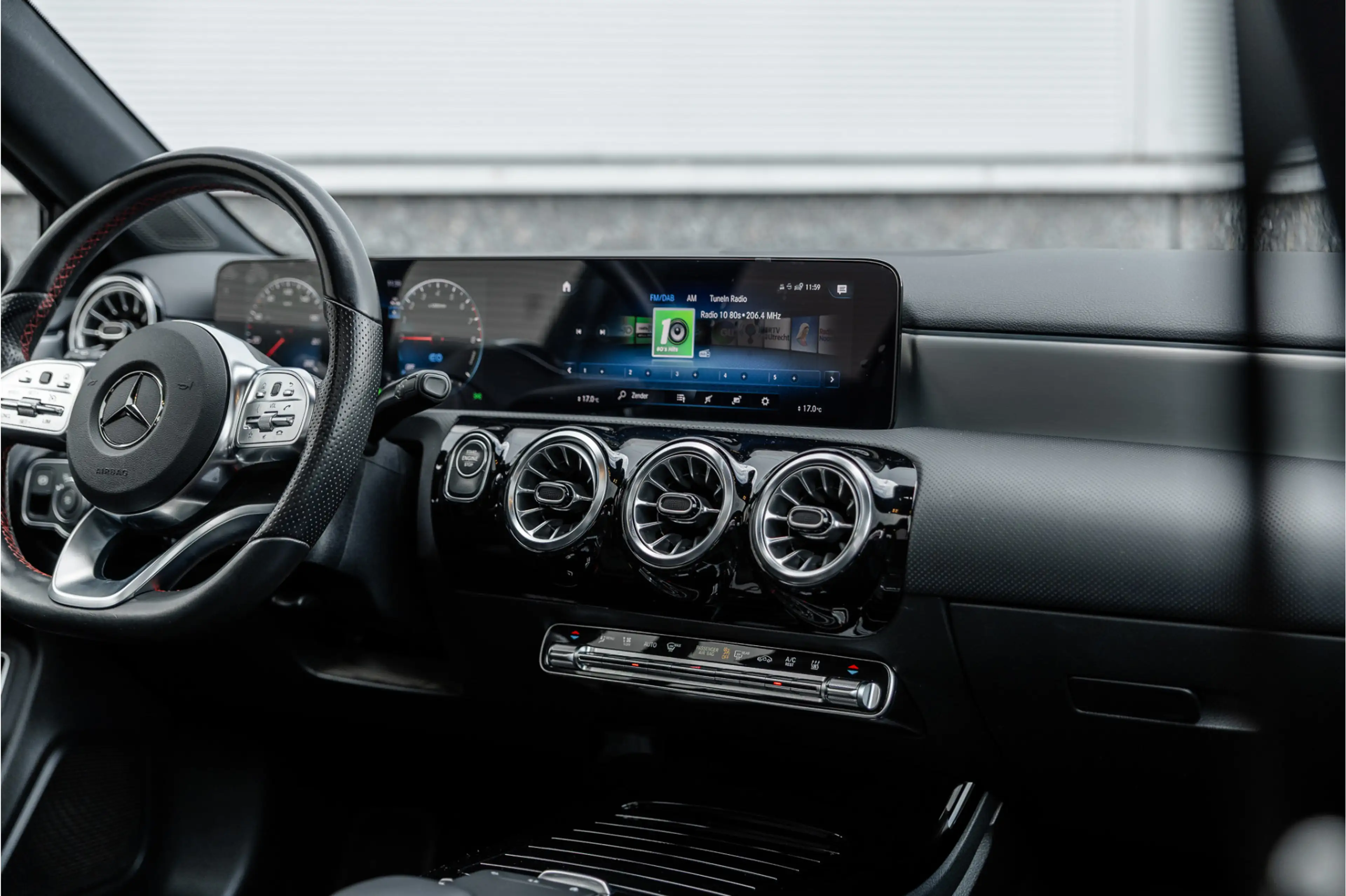 Mercedes-Benz A 250 e AMG Line Pano / Sfeerverlichting / Carplay / Nig — photo 39
