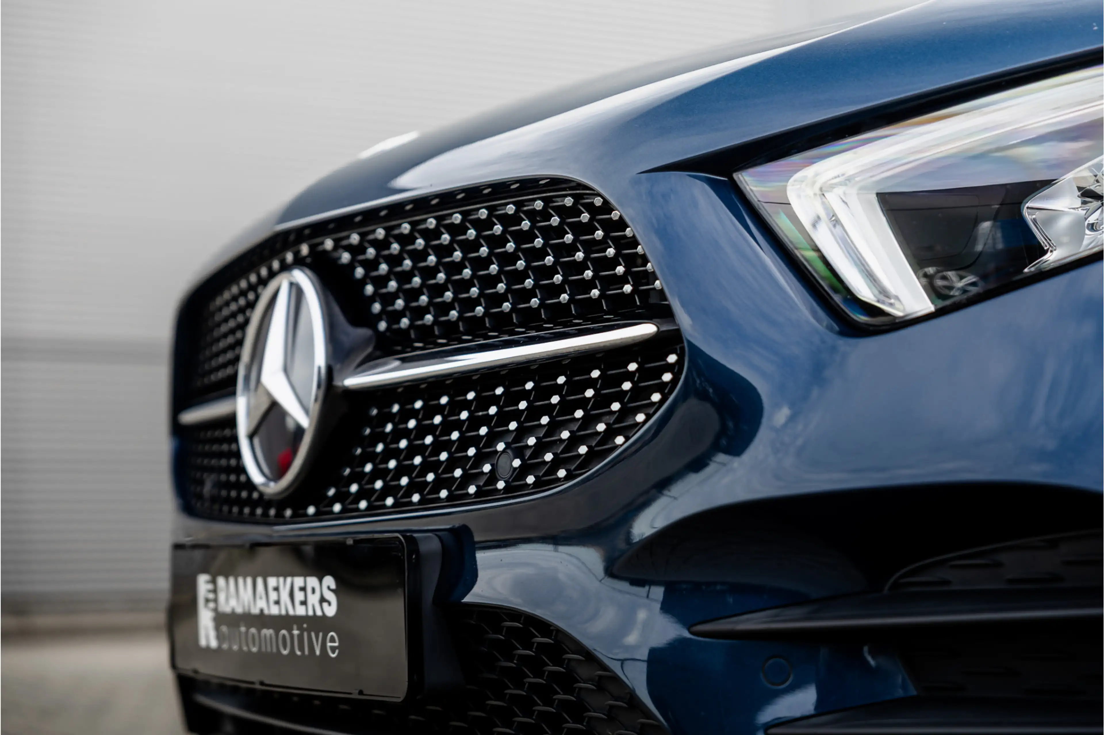 Mercedes-Benz A 250 e AMG Line Pano / Sfeerverlichting / Carplay / Nig — photo 32