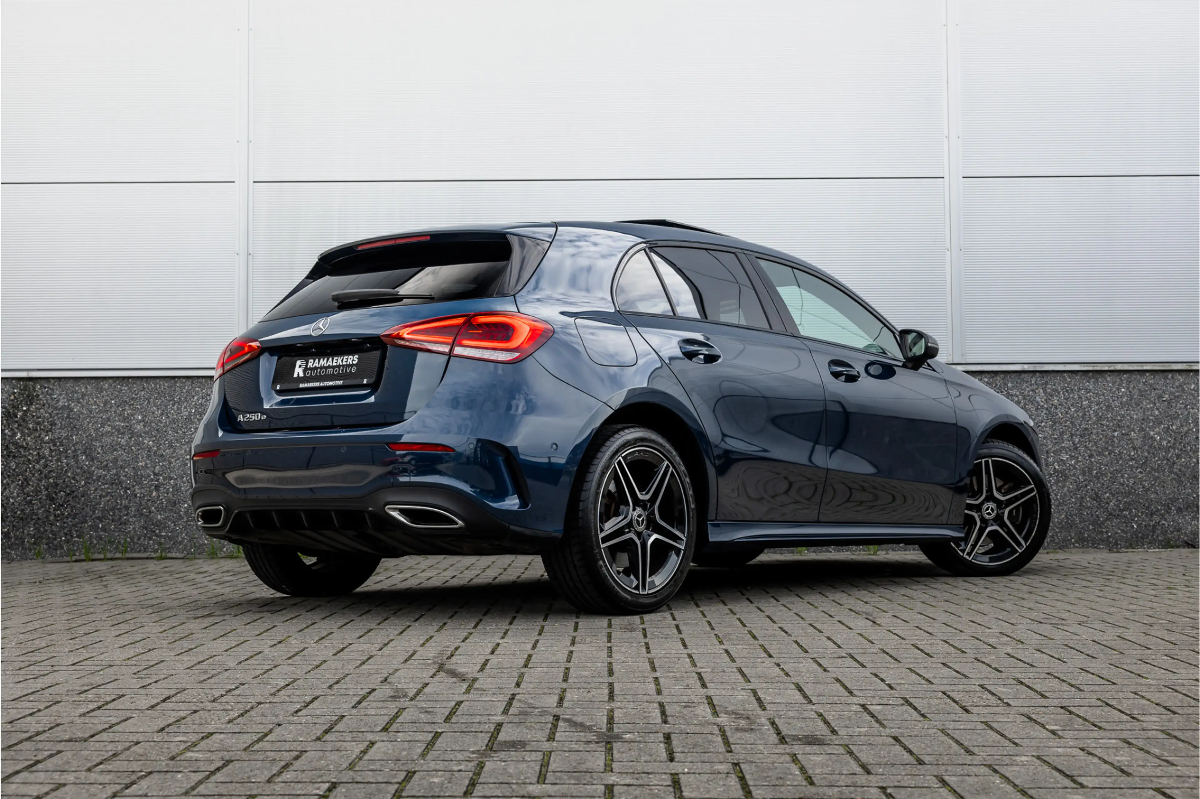 Mercedes-Benz A 250 e AMG Line Pano / Sfeerverlichting / Carplay / Nig — photo 2