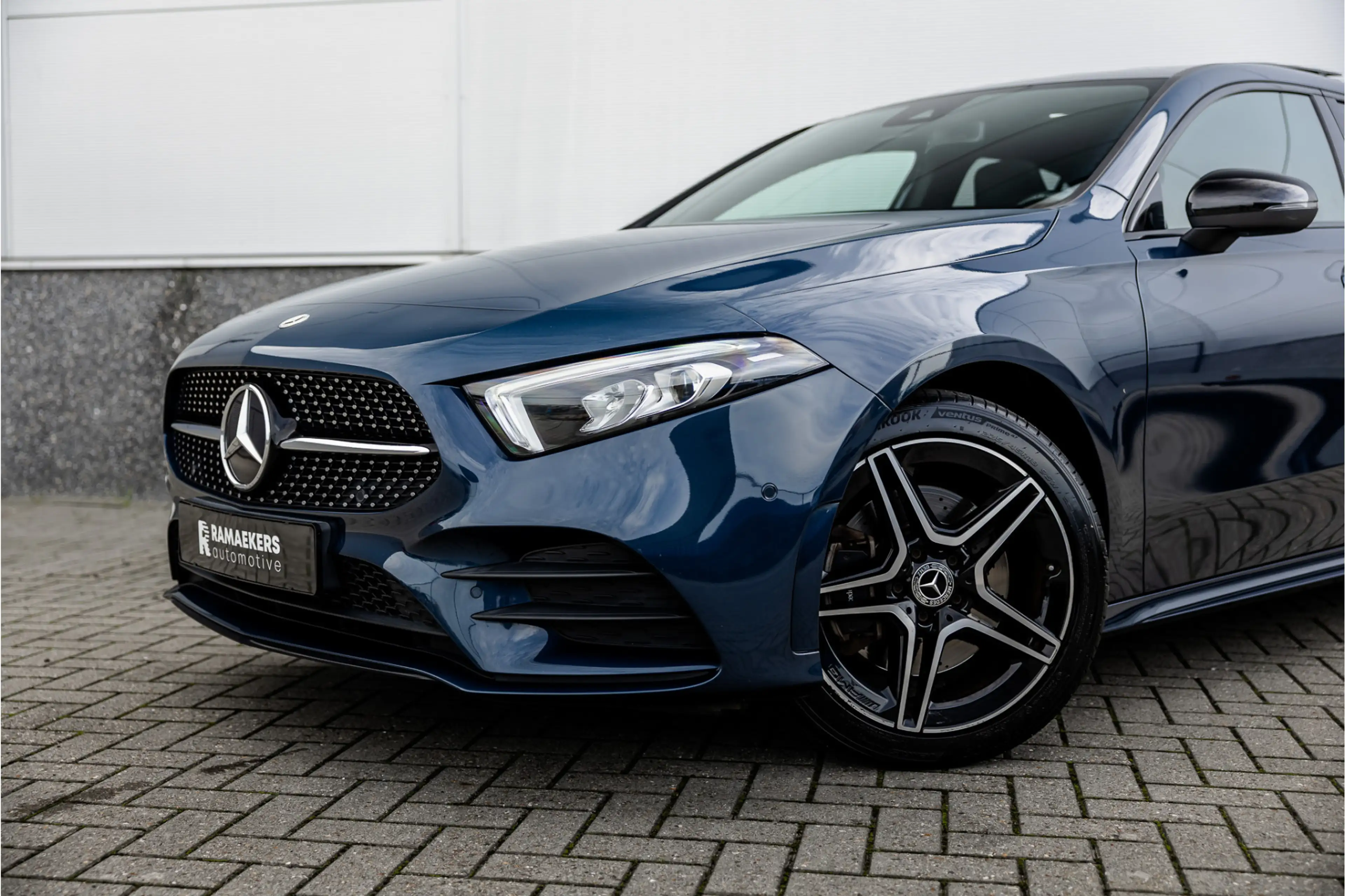 Mercedes-Benz A 250 e AMG Line Pano / Sfeerverlichting / Carplay / Nig — photo 36