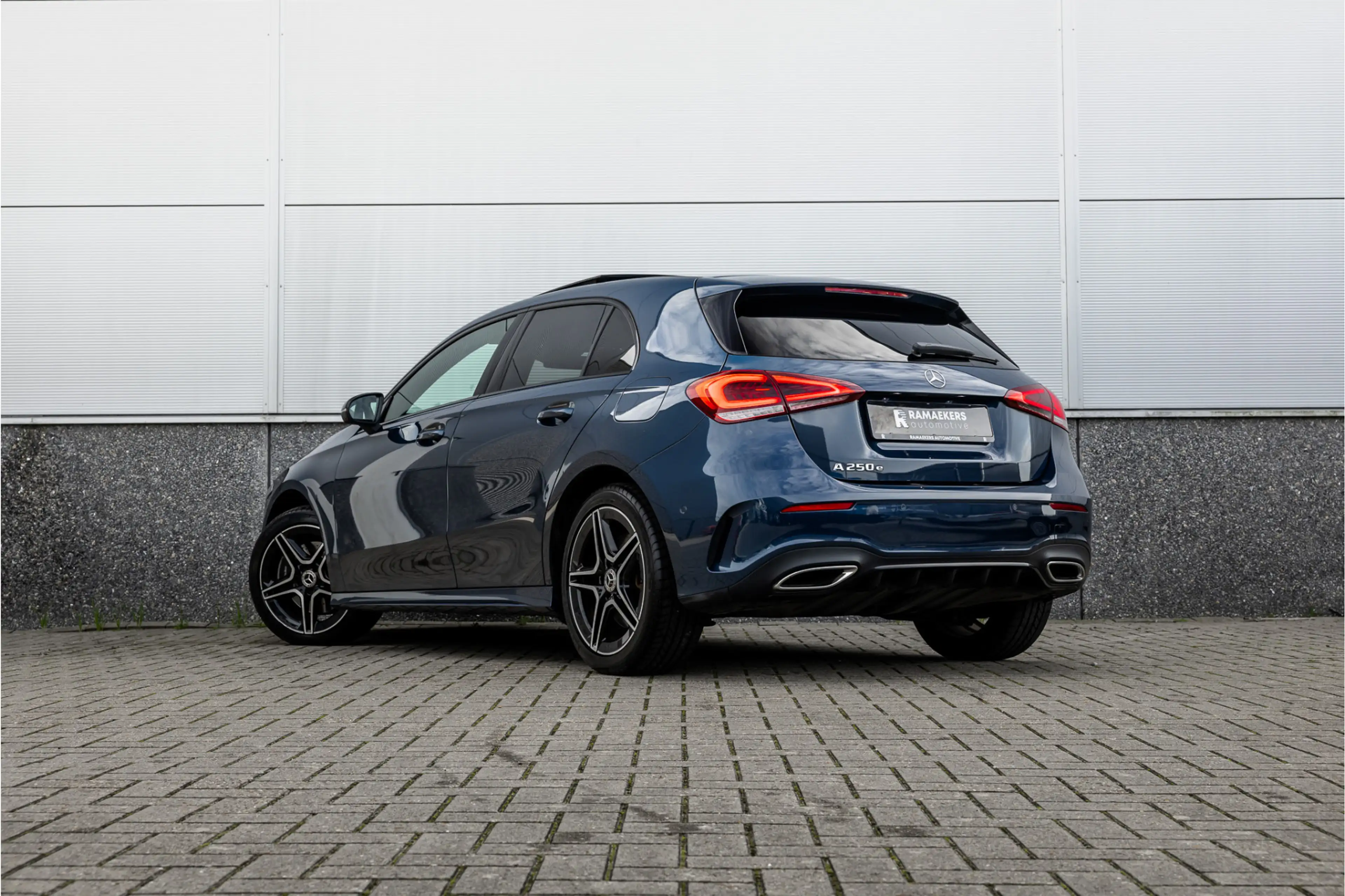 Mercedes-Benz A 250 e AMG Line Pano / Sfeerverlichting / Carplay / Nig — photo 23