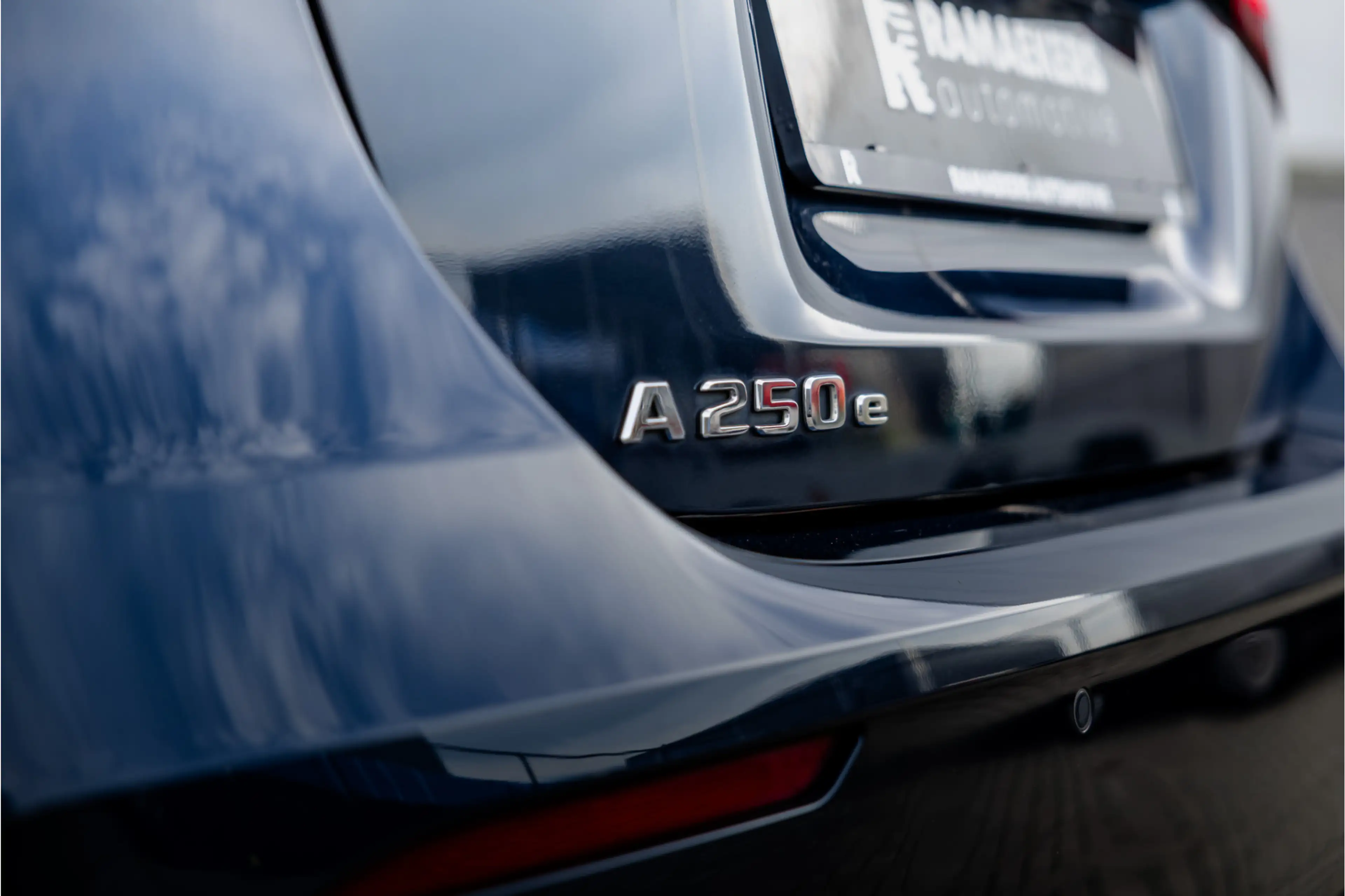 Mercedes-Benz A 250 e AMG Line Pano / Sfeerverlichting / Carplay / Nig — photo 38