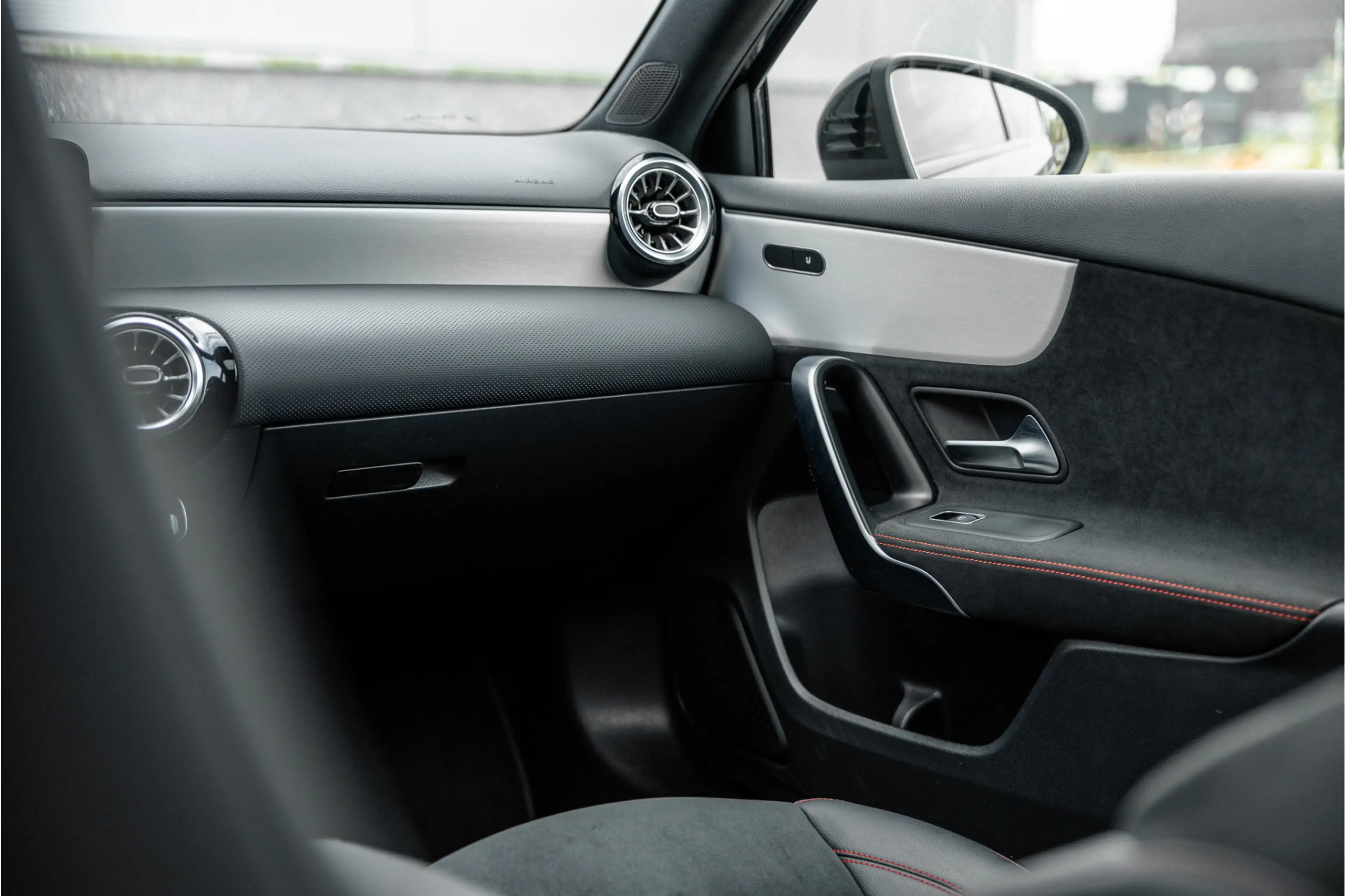 Mercedes-Benz A 250 e AMG Line Pano / Sfeerverlichting / Carplay / Nig — photo 44