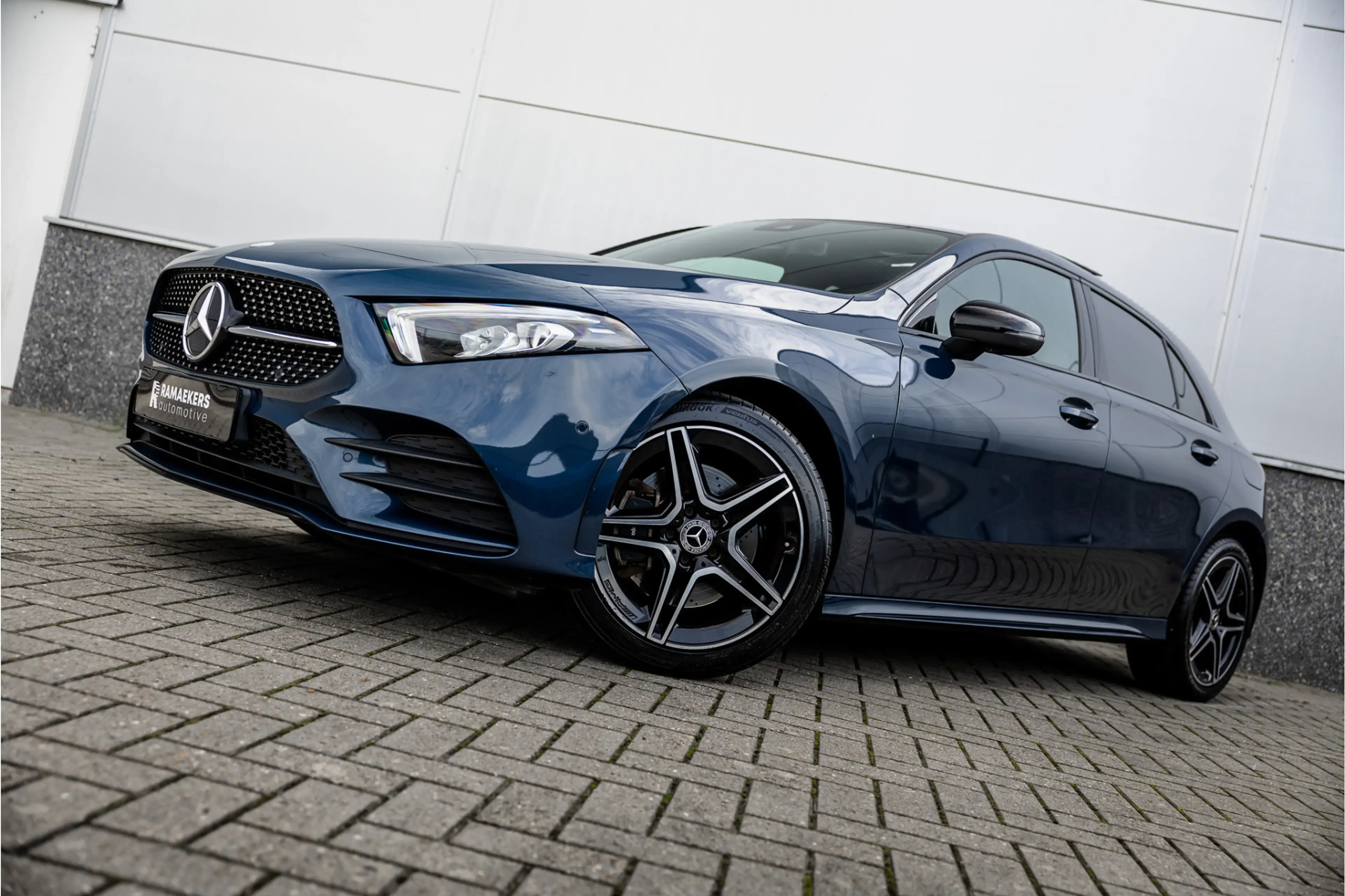 Mercedes-Benz A 250 e AMG Line Pano / Sfeerverlichting / Carplay / Nig — photo 19