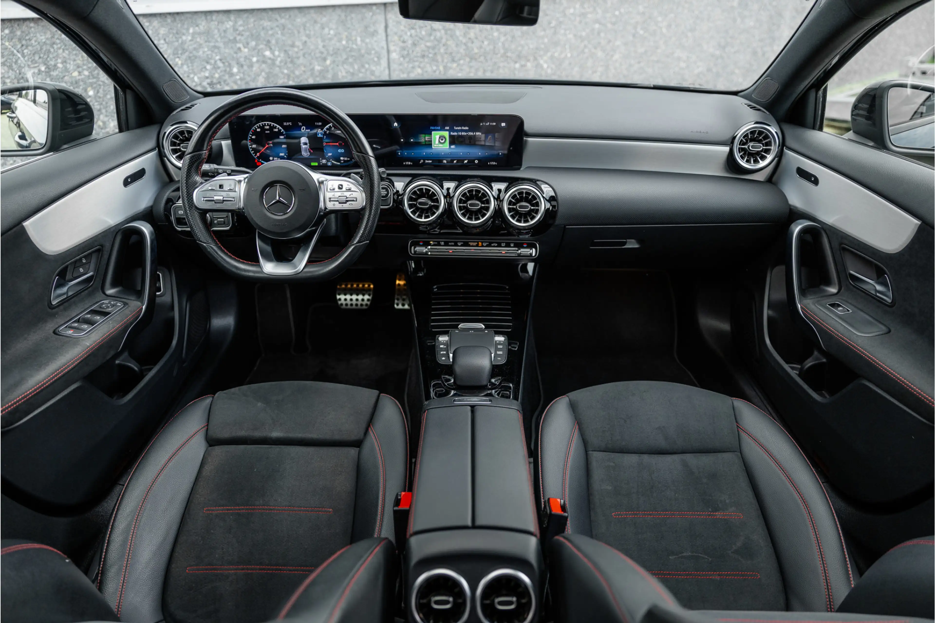 Mercedes-Benz A 250 e AMG Line Pano / Sfeerverlichting / Carplay / Nig — photo 6