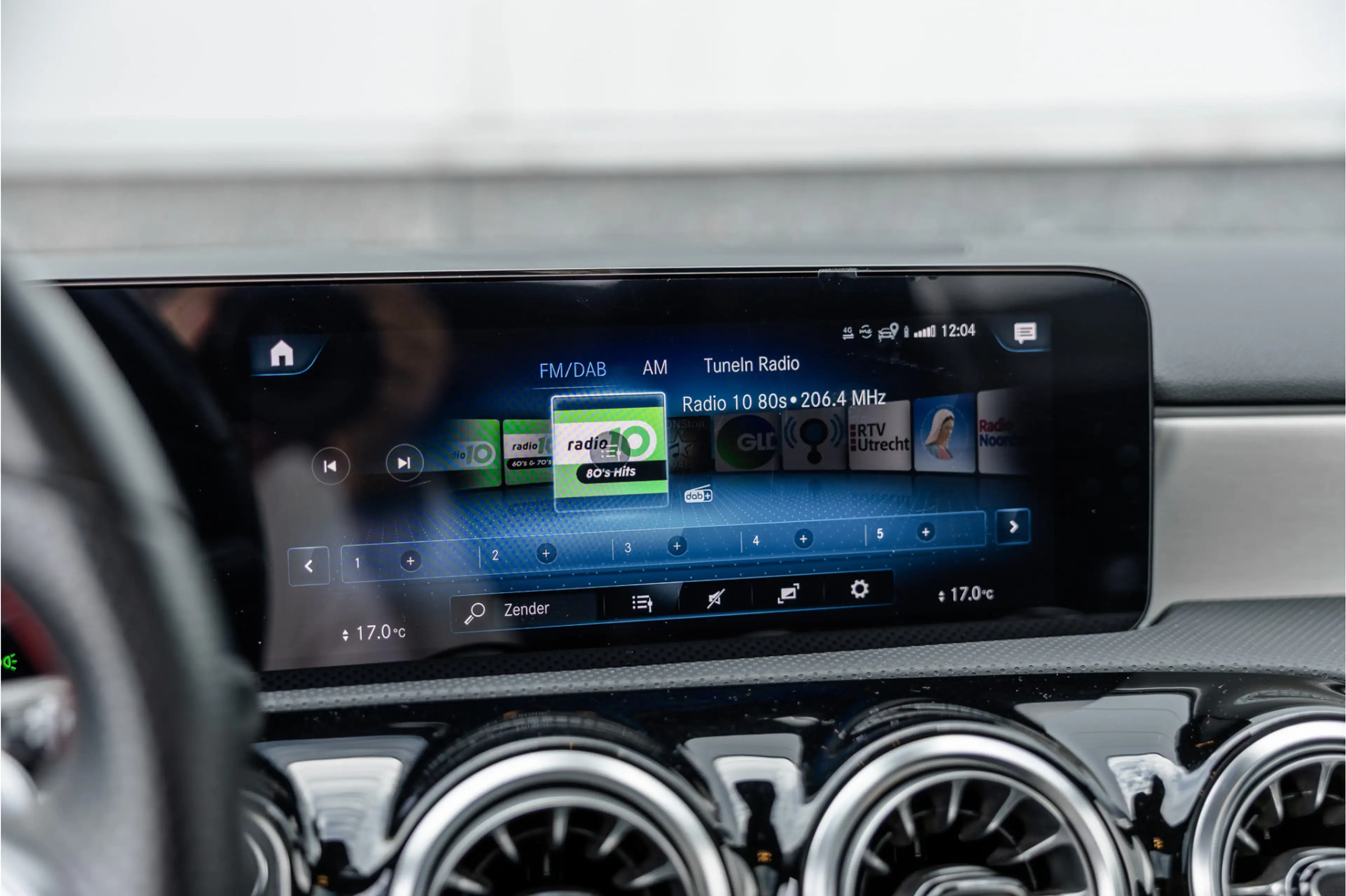 Mercedes-Benz A 250 e AMG Line Pano / Sfeerverlichting / Carplay / Nig — photo 18