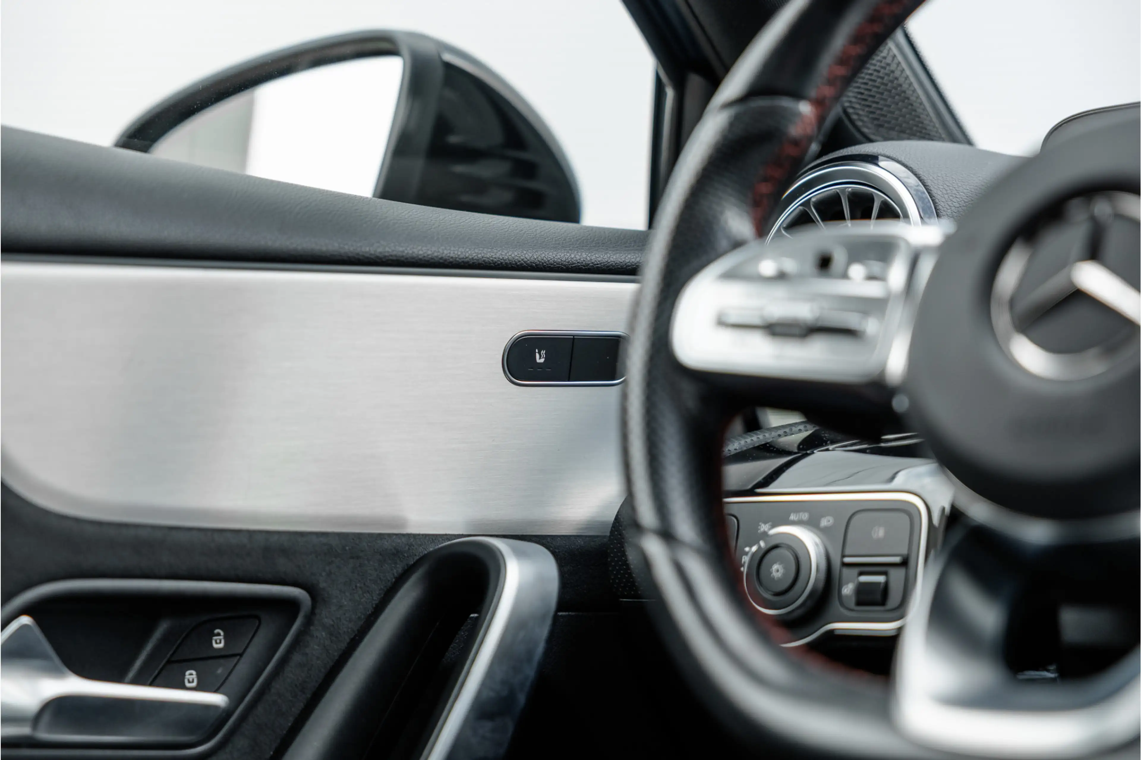 Mercedes-Benz A 250 e AMG Line Pano / Sfeerverlichting / Carplay / Nig — photo 42