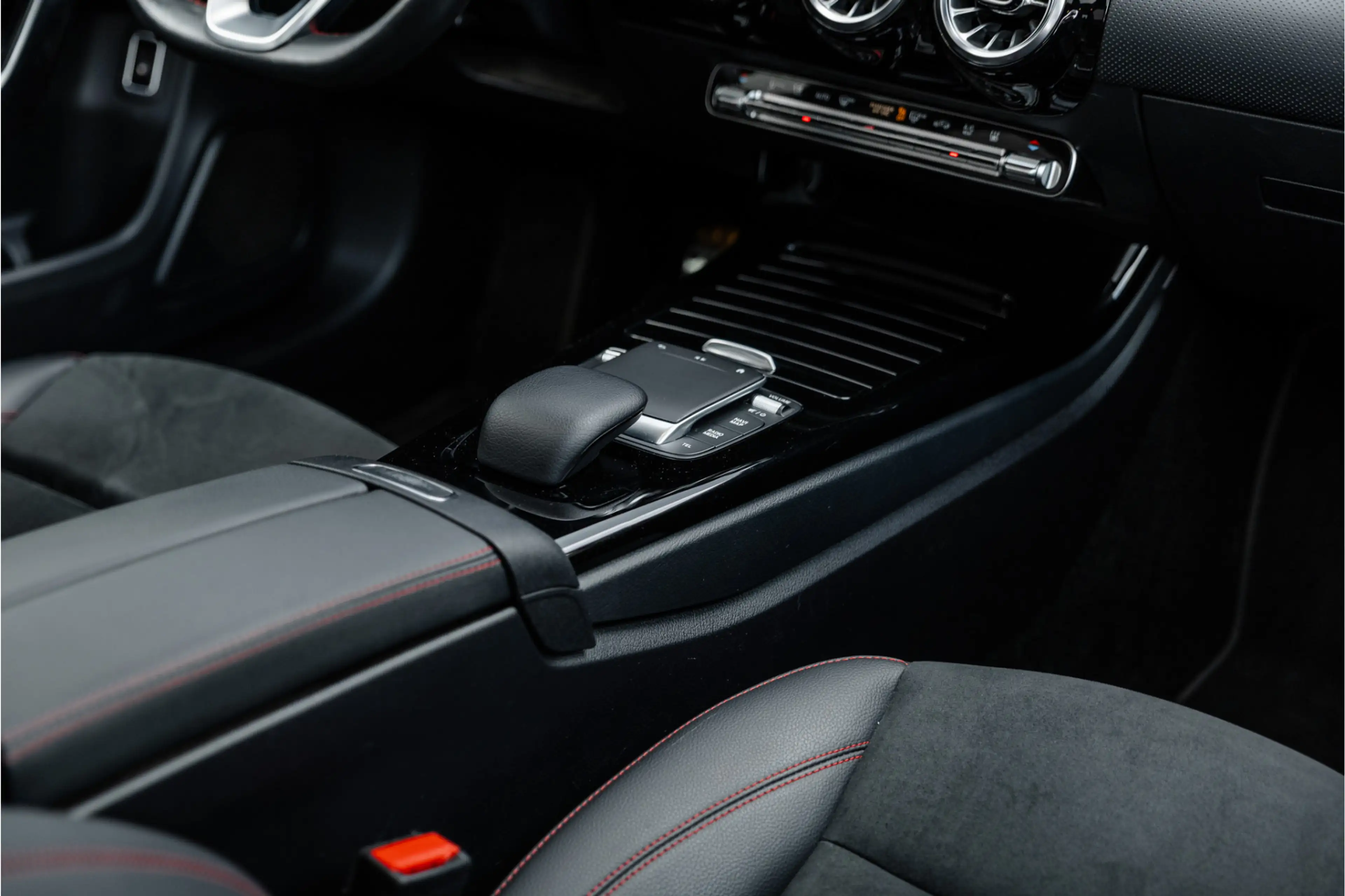 Mercedes-Benz A 250 e AMG Line Pano / Sfeerverlichting / Carplay / Nig — photo 40