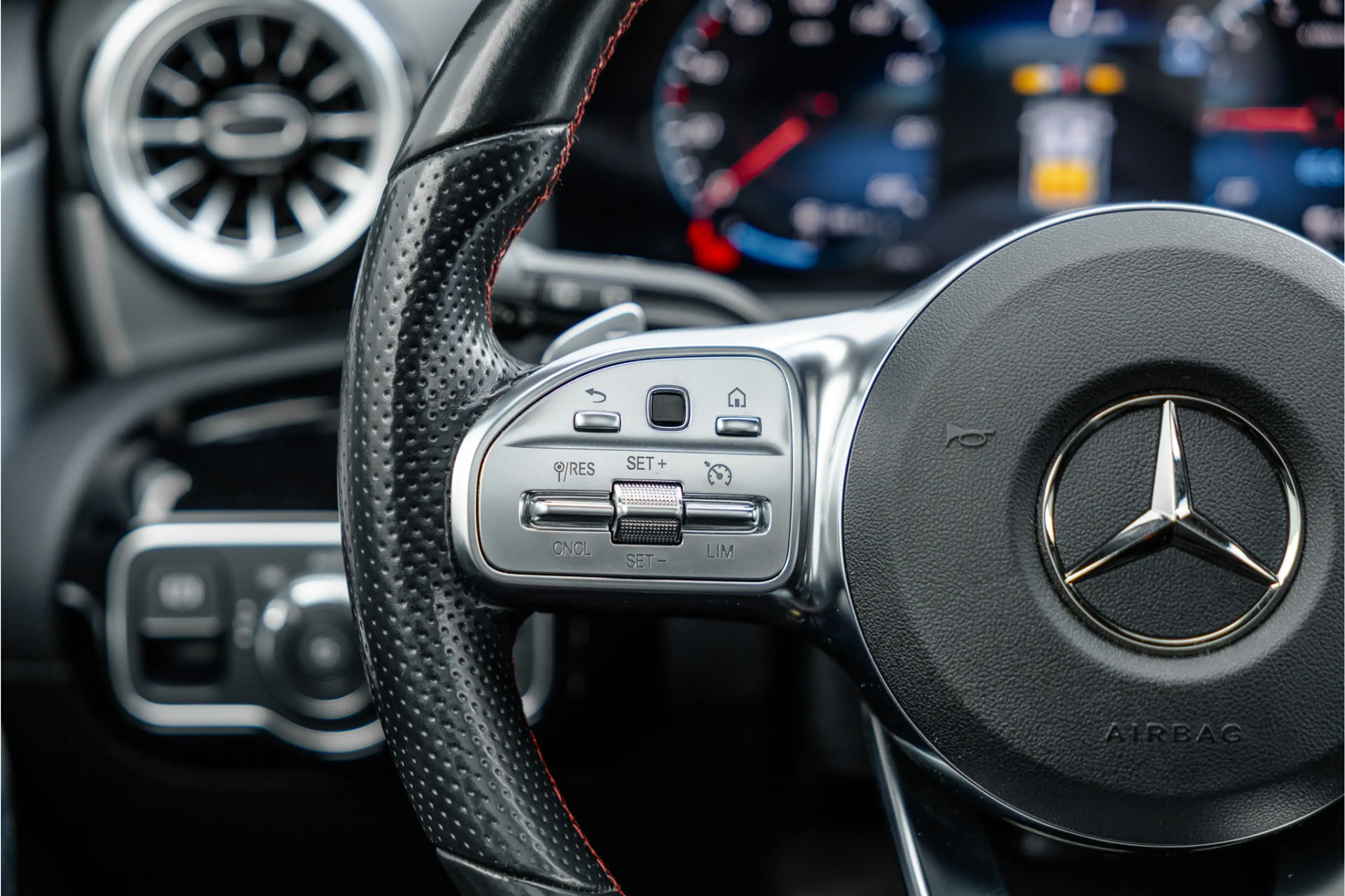 Mercedes-Benz A 250 e AMG Line Pano / Sfeerverlichting / Carplay / Nig — photo 27