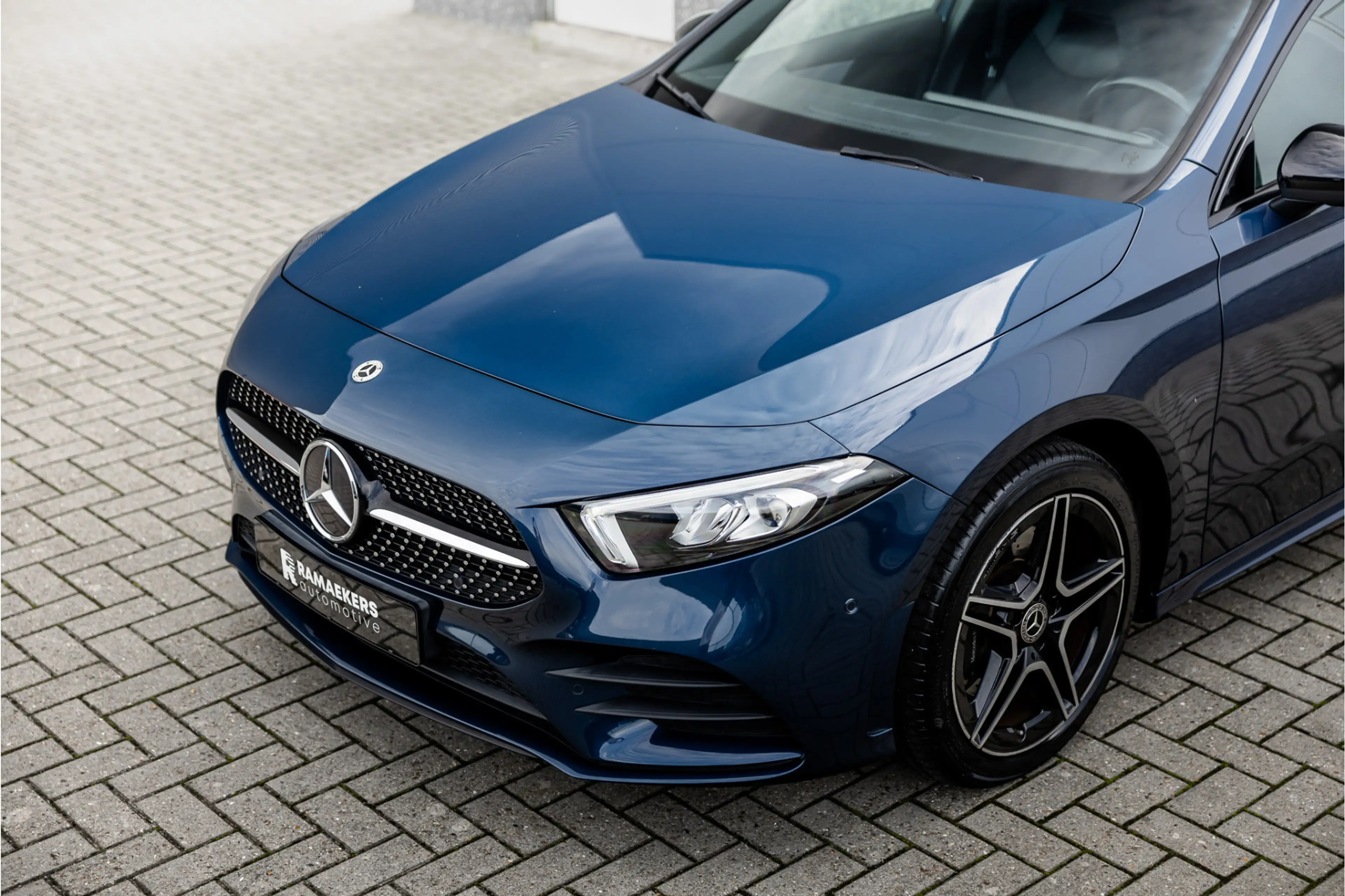 Mercedes-Benz A 250 e AMG Line Pano / Sfeerverlichting / Carplay / Nig — photo 30