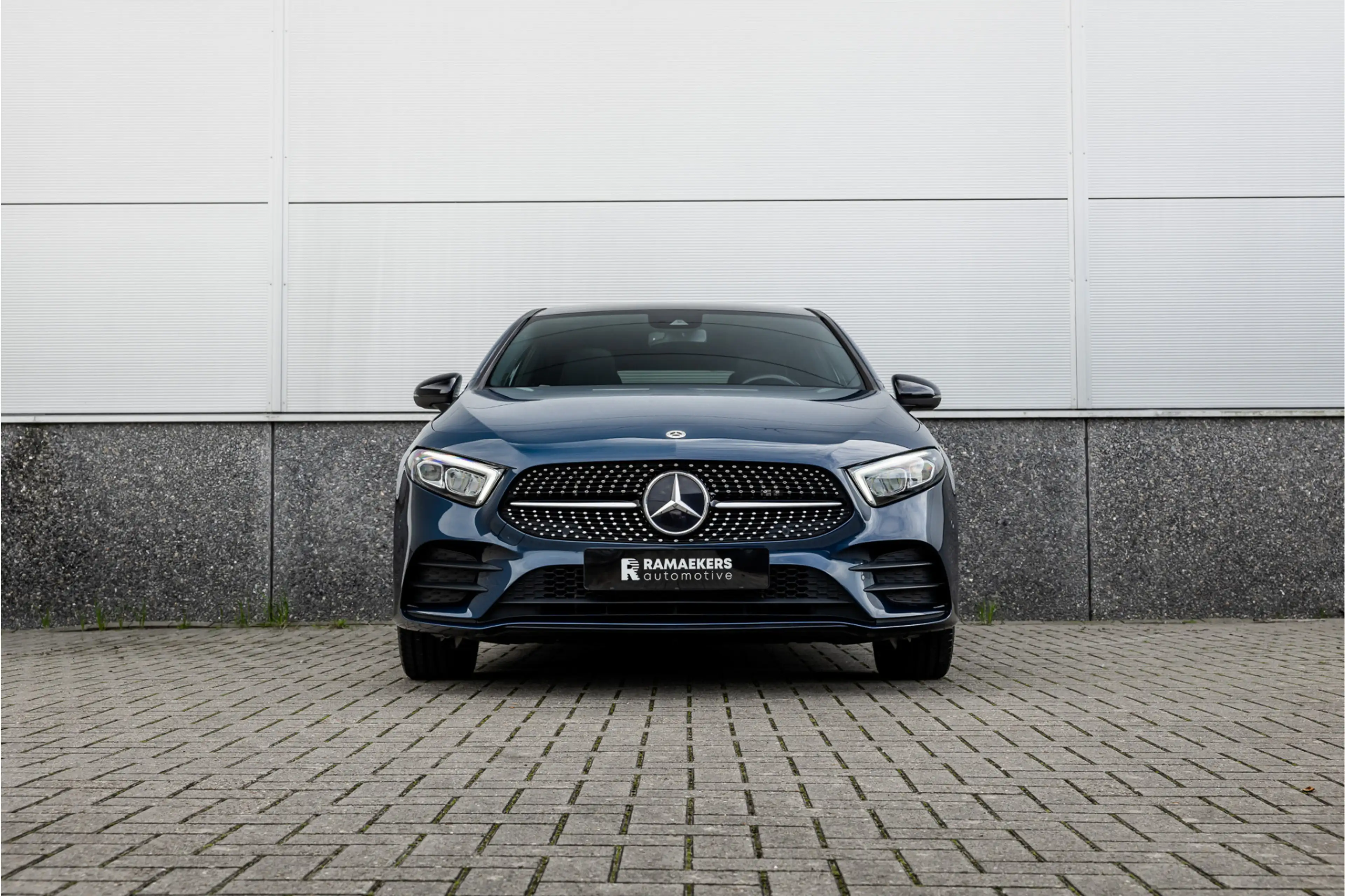 Mercedes-Benz A 250 e AMG Line Pano / Sfeerverlichting / Carplay / Nig — photo 3