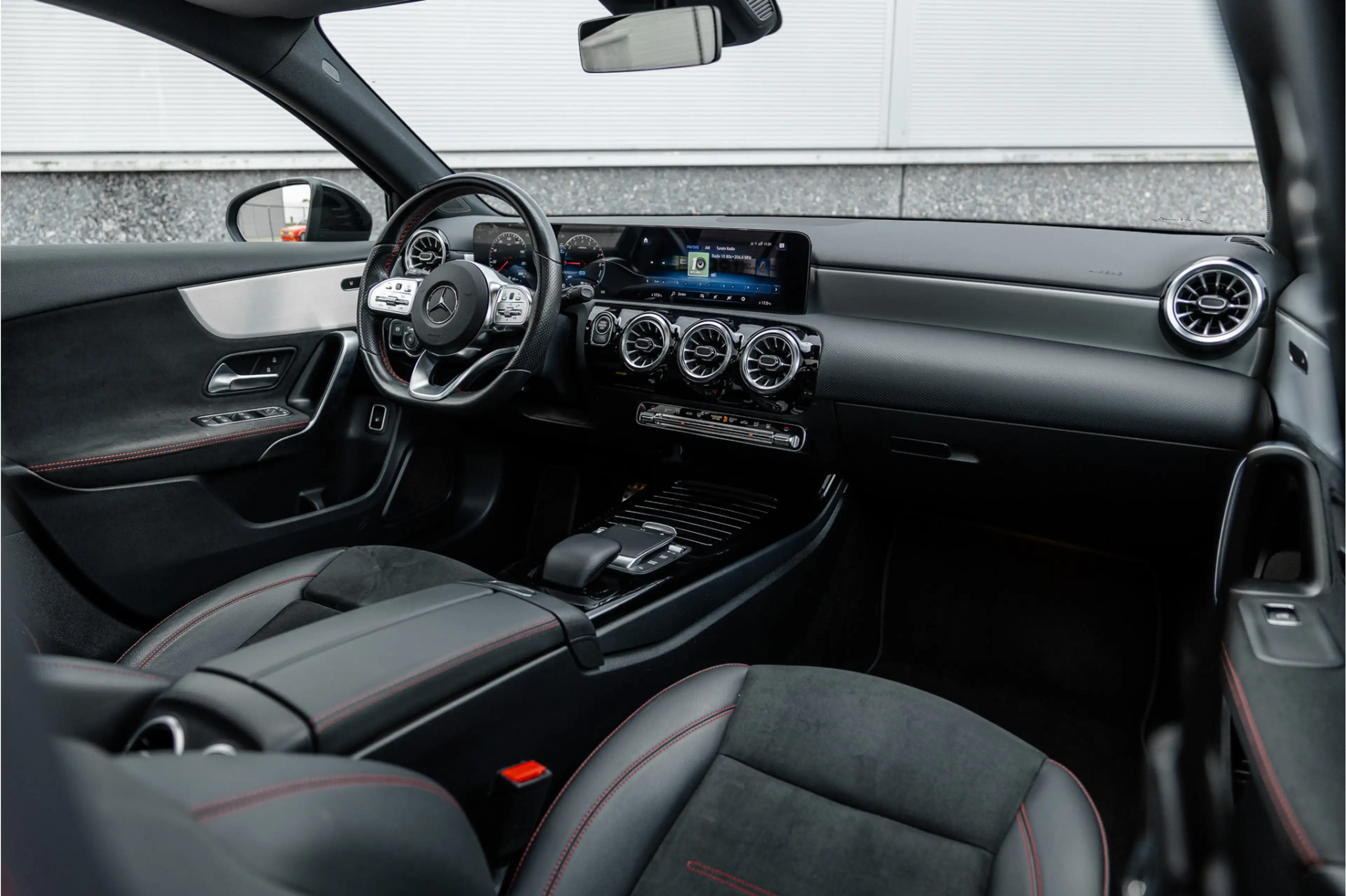 Mercedes-Benz A 250 e AMG Line Pano / Sfeerverlichting / Carplay / Nig — photo 9