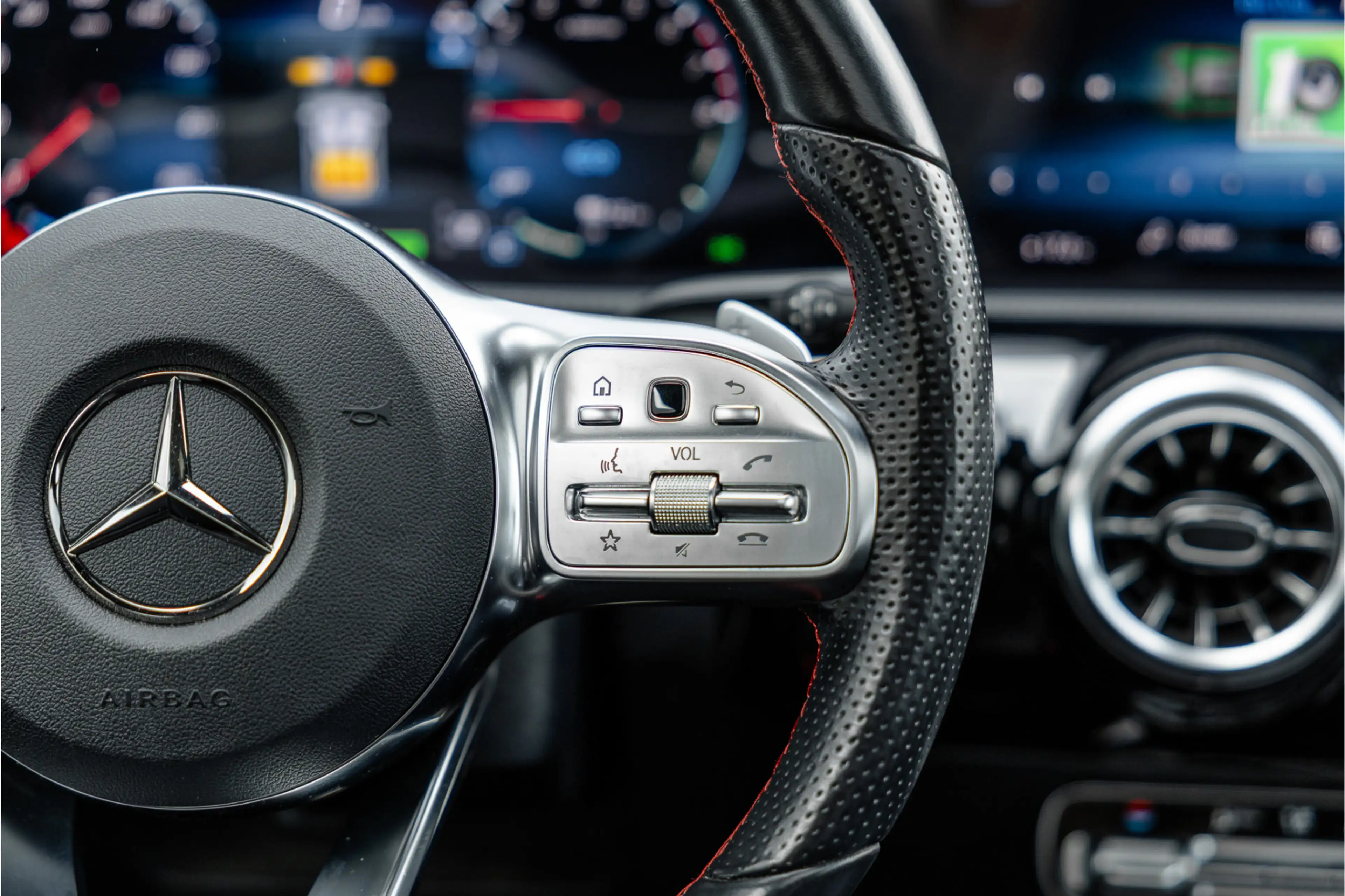Mercedes-Benz A 250 e AMG Line Pano / Sfeerverlichting / Carplay / Nig — photo 28