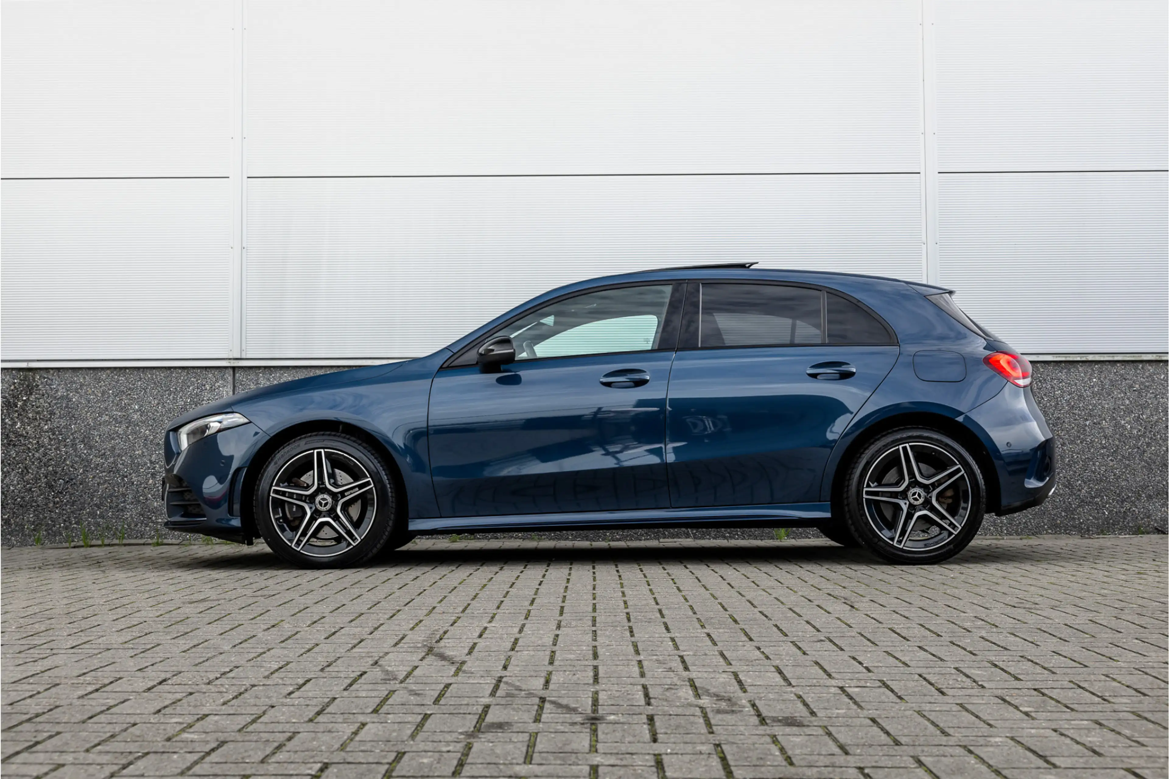 Mercedes-Benz A 250 e AMG Line Pano / Sfeerverlichting / Carplay / Nig — photo 4